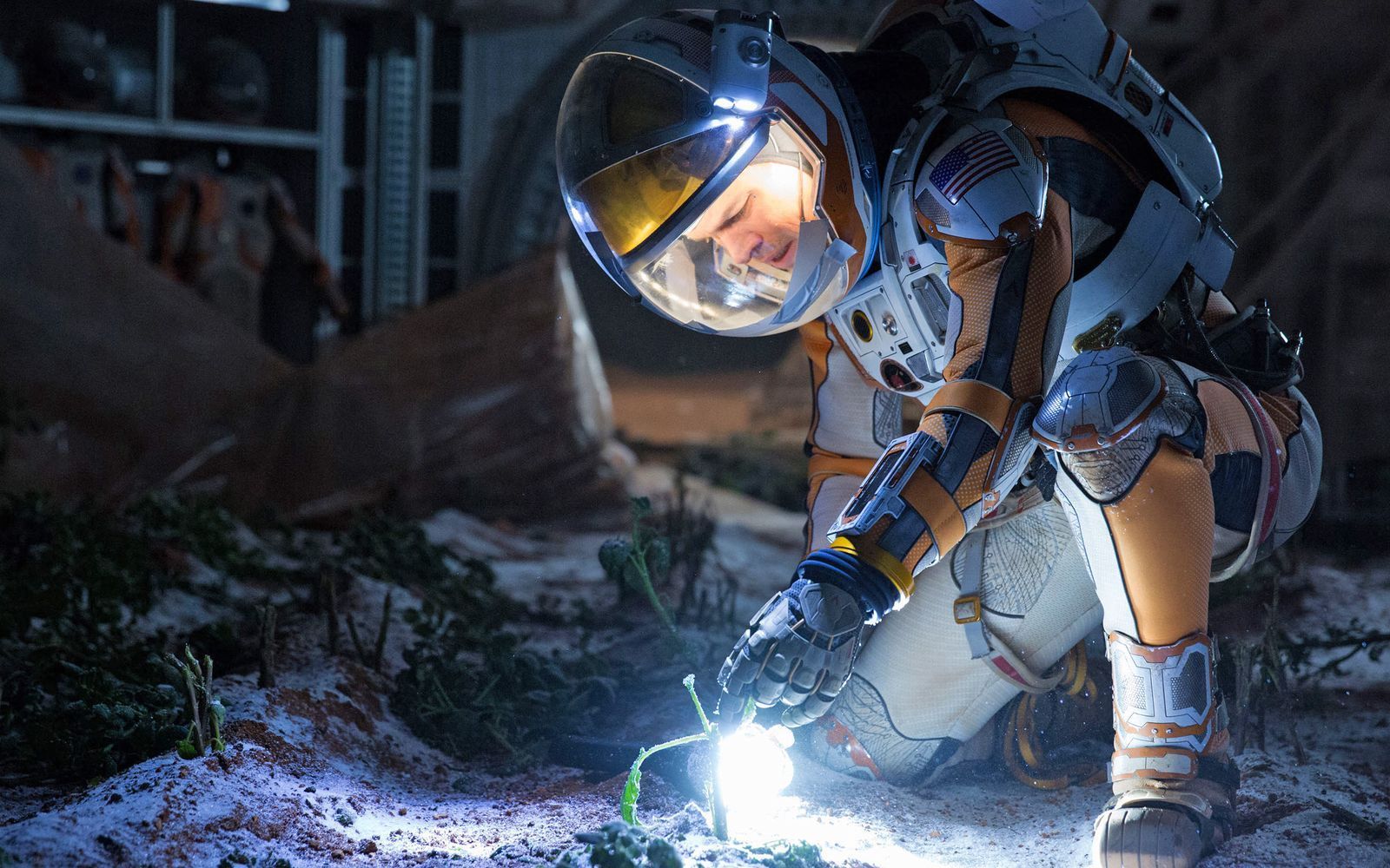 Mit viel Einfallsreichtum richtet sich Mark Watney (Matt Damon) auf dem Mars ein und sorgt für sein Überleben - muss aber auch immer wieder Rückschläge einstecken.  (Bild: 2015 Twentieth Century Fox Film Corporation. All Rights Reserved.)