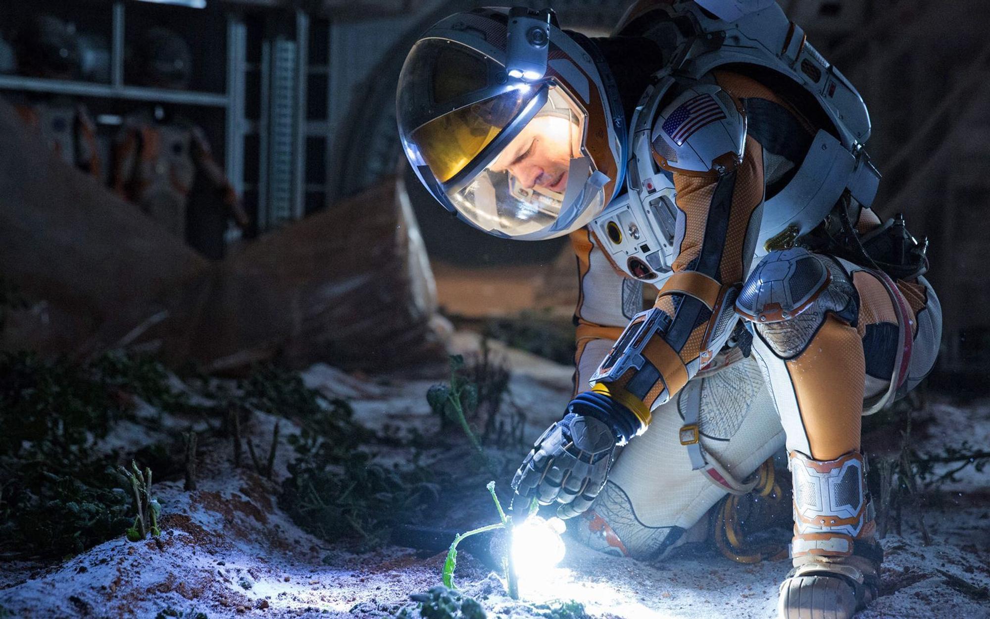 Mit viel Einfallsreichtum richtet sich Mark Watney (Matt Damon) auf dem Mars ein und sorgt für sein Überleben - muss aber auch immer wieder Rückschläge einstecken. (Bild: 2015 Twentieth Century Fox Film Corporation. All Rights Reserved.)