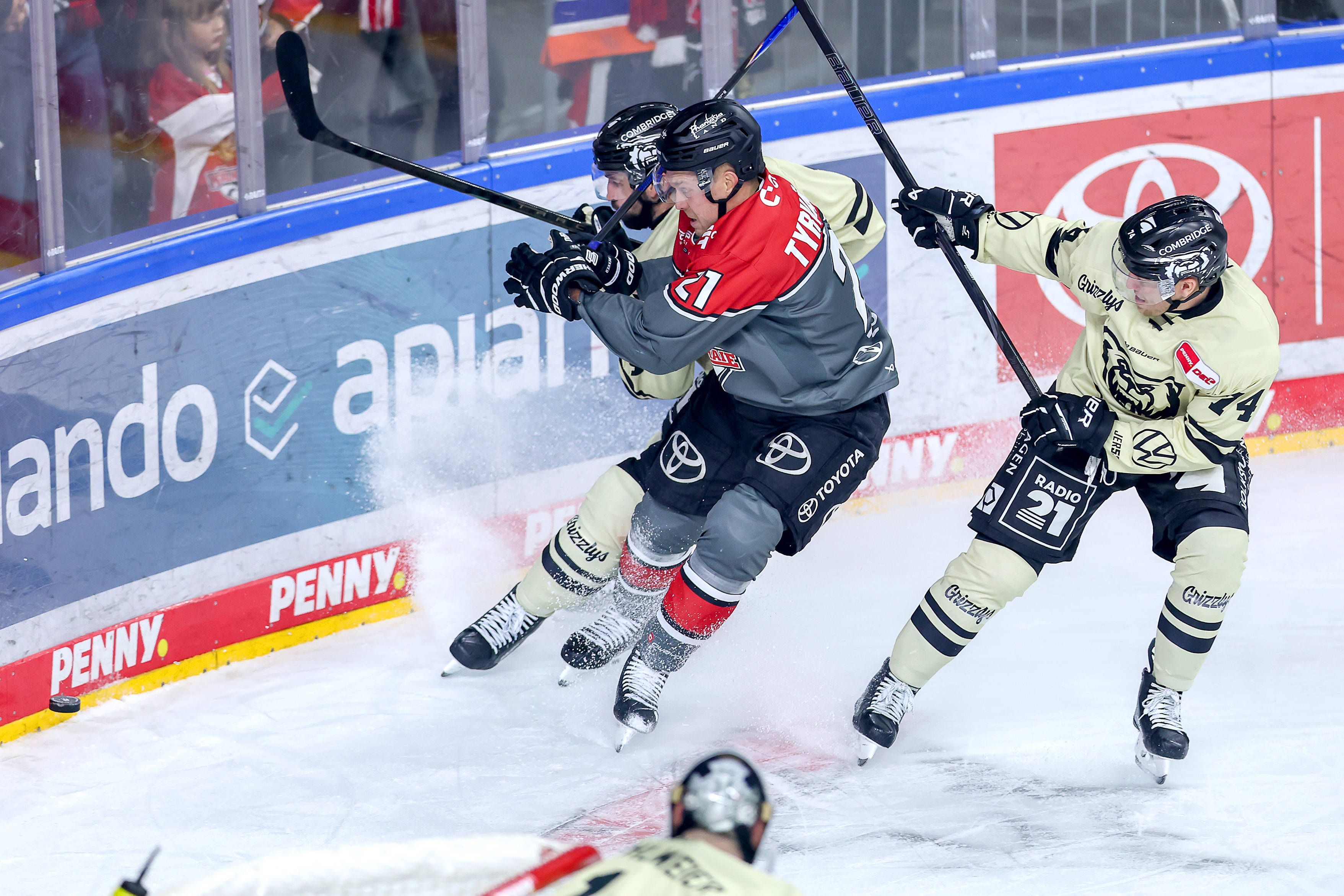 Juhani Tyrväinen mit einem Zweikampf an der Bande.
