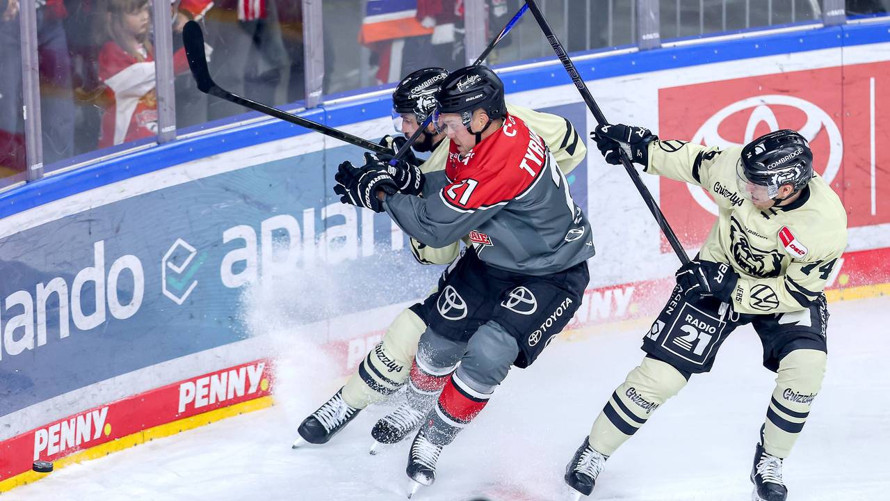 Juhani Tyrväinen mit einem Zweikampf an der Bande.