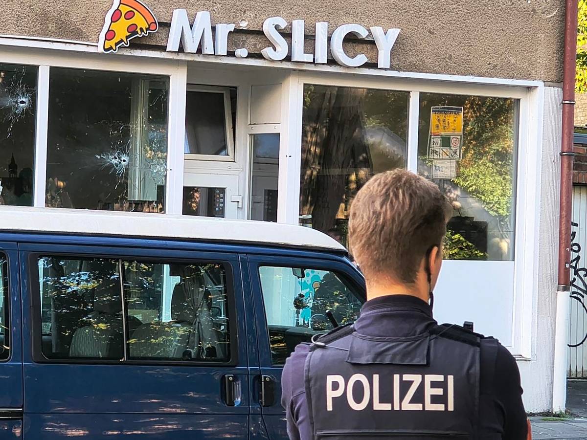 Die Polizei ist am Freitagmorgen in Köln-Mülheim im Einsatz. Zuvor hatte es Schüsse auf ein Wohnhaus mit Pizzeria im Erdgeschoss gegeben.