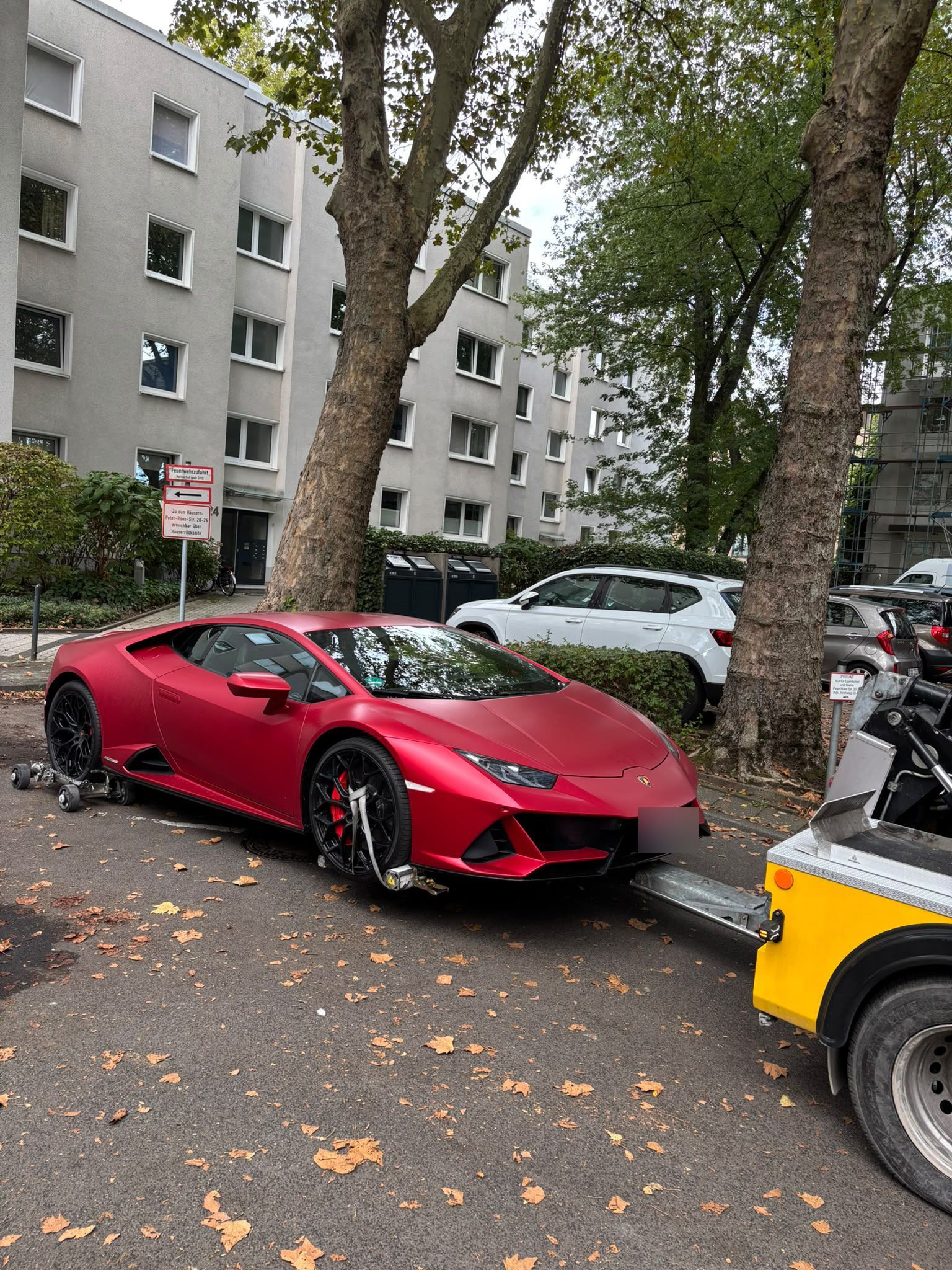 Ein Lamborghini wird abgeschleppt.