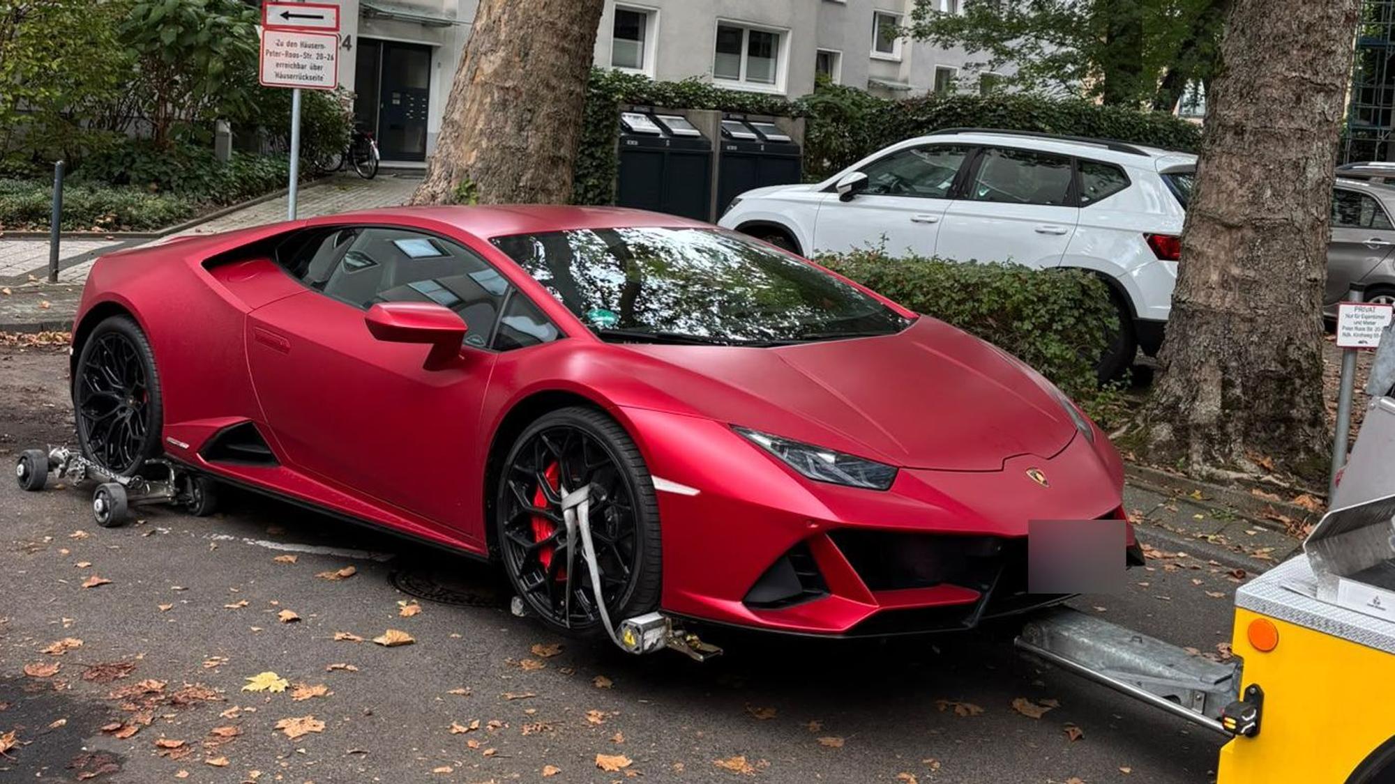Ein Lamborghini wird abgeschleppt.