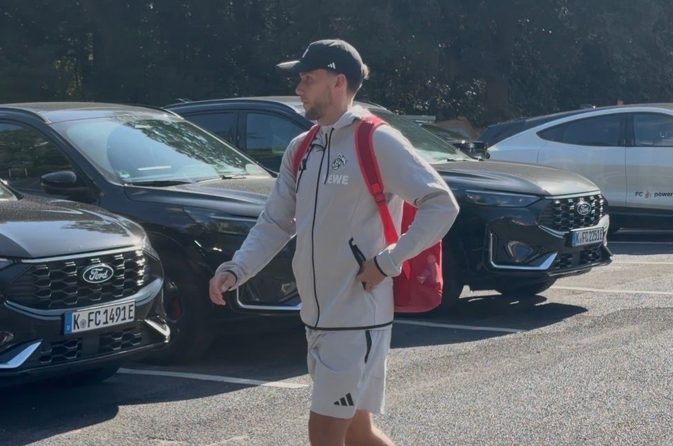 Luca Waldschmidt mit Kappe und Rucksack auf dem Weg zum FC-Mannschaftsbus.