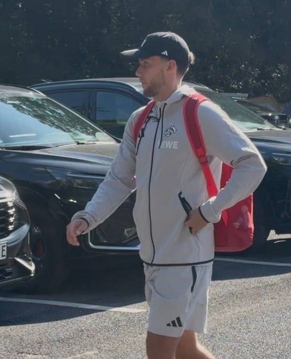Luca Waldschmidt mit Kappe und Rucksack auf dem Weg zum FC-Mannschaftsbus.
