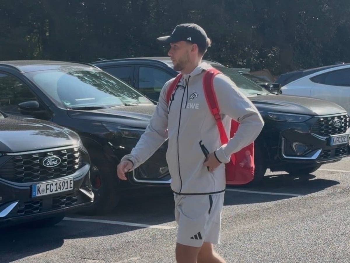 Luca Waldschmidt mit Kappe und Rucksack auf dem Weg zum FC-Mannschaftsbus.