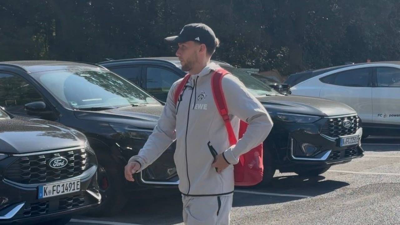 Luca Waldschmidt mit Kappe und Rucksack auf dem Weg zum FC-Mannschaftsbus.