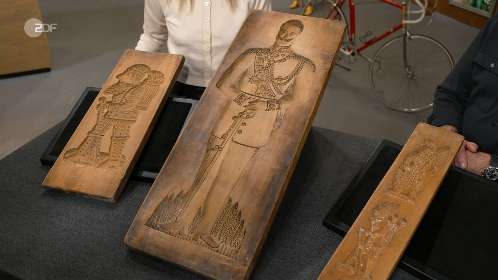 Auf Begeisterung stießen auch die handgearbeiteten Spekulatius-Formen aus Holz mit den Motiven Knecht Ruprecht aus der Zeit zwischen den 1930er- und 60er-Jahren und Kaiser Wilhelm II. aus der Zeit zwischen 1888 und 1918. Gesamtwert: 200 Euro. Walter Lehnertz machte mit 300 Euro das beste Gebot. 
 (Bild: ZDF)