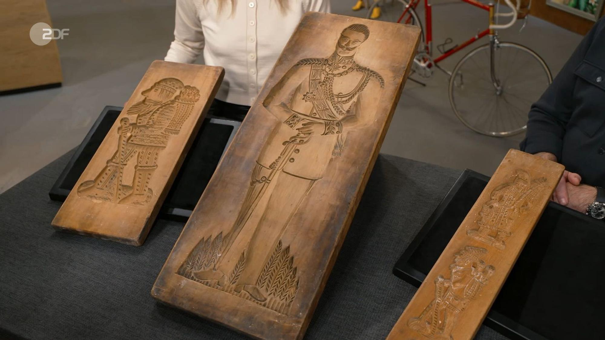 Auf Begeisterung stießen auch die handgearbeiteten Spekulatius-Formen aus Holz mit den Motiven Knecht Ruprecht aus der Zeit zwischen den 1930er- und 60er-Jahren und Kaiser Wilhelm II. aus der Zeit zwischen 1888 und 1918. Gesamtwert: 200 Euro. Walter Lehnertz machte mit 300 Euro das beste Gebot.
(Bild: ZDF)