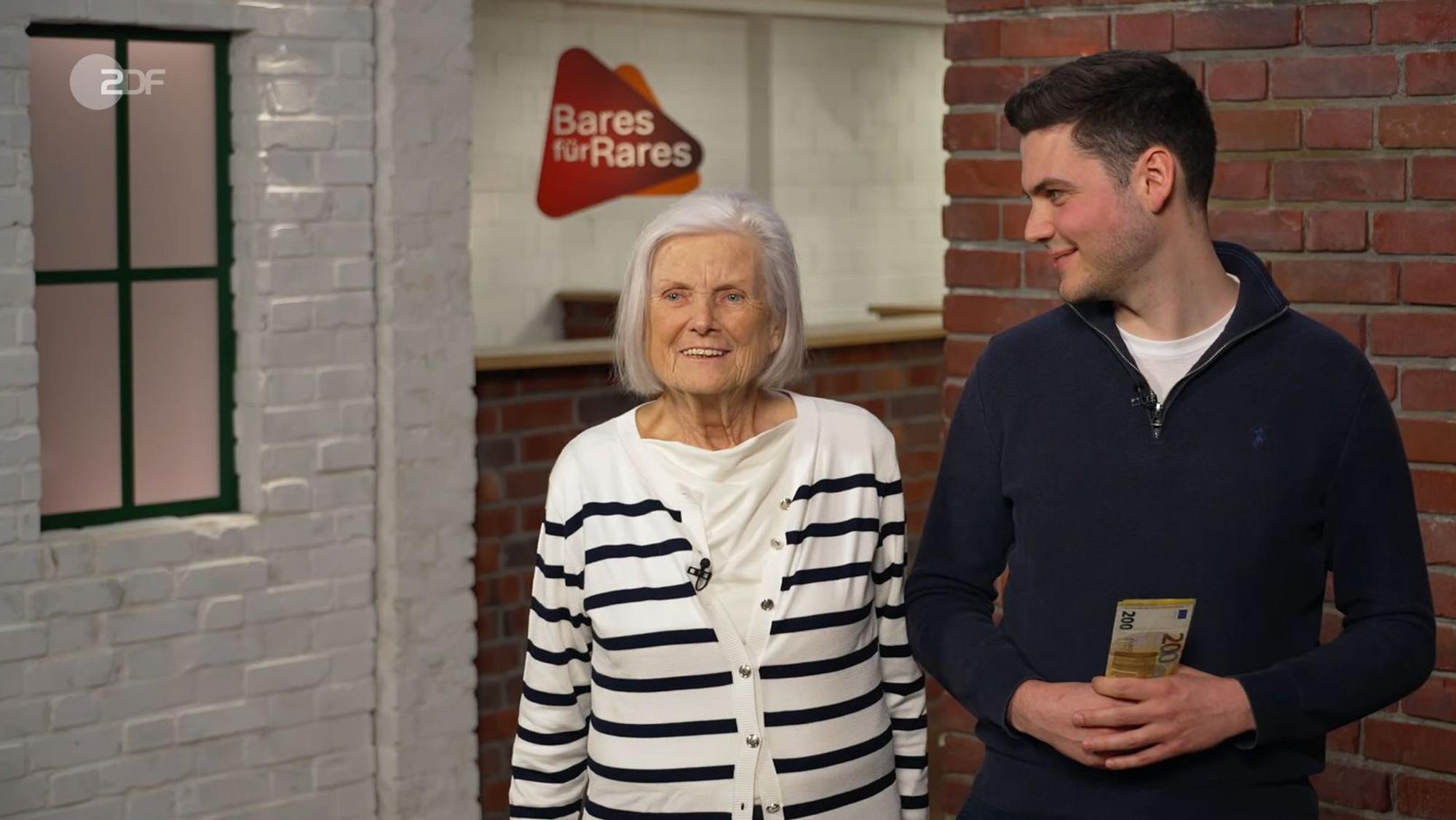 Jan Cizek machte mit 3.000 Euro ein Gebot, das sonst niemand überbieten wollte: „Das ist museal! Das ist so ein schönes Stück!“ Christine und Ferdinand strahlten: „Es ist extrem gut gelaufen. Wir haben unseren Wunschpreis erzielt, haben die Expertise verdreifacht.“
(Bild: ZDF)