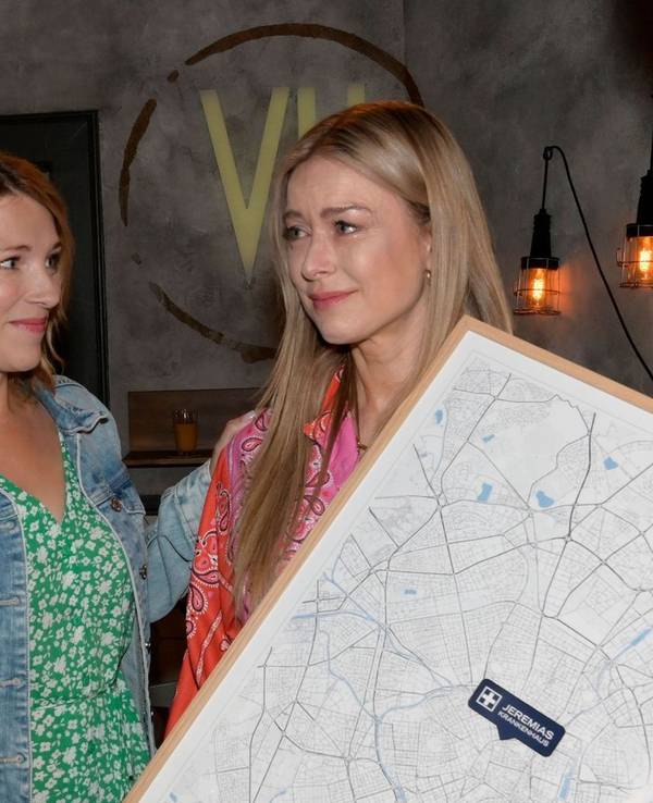 Nina Ensmann verlässt GZSZ: Ihre Figur Jessica (rechts) wird in einer der letzten Szenen von Michi (Lars Pape) und Lilly (Iris Mareike Steen) verabschiedet. (Bild: RTL / Rolf Baumgartner)