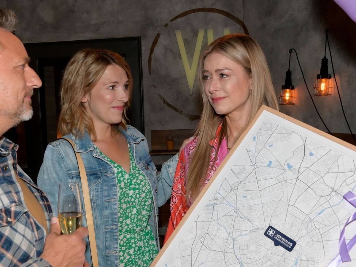Nina Ensmann verlässt GZSZ: Ihre Figur Jessica (rechts) wird in einer der letzten Szenen von Michi (Lars Pape) und Lilly (Iris Mareike Steen) verabschiedet. (Bild: RTL / Rolf Baumgartner)