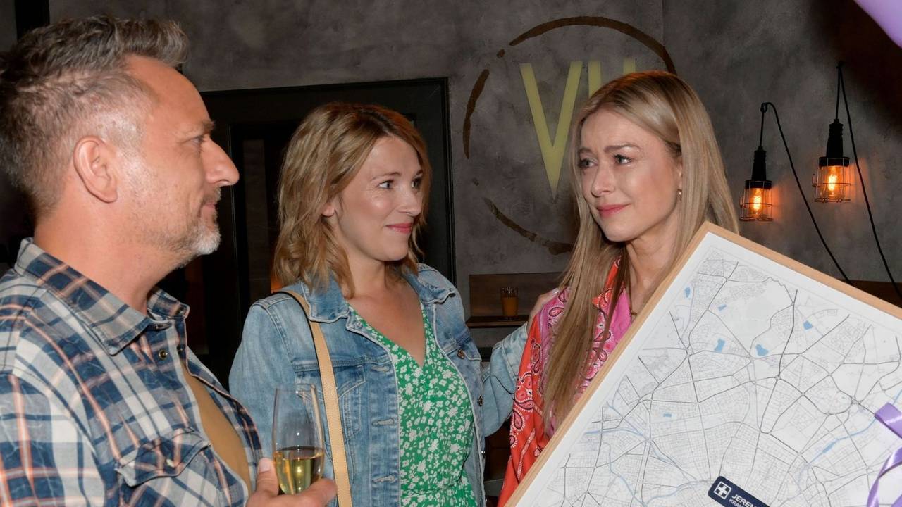 Nina Ensmann verlässt GZSZ: Ihre Figur Jessica (rechts) wird in einer der letzten Szenen von Michi (Lars Pape) und Lilly (Iris Mareike Steen) verabschiedet. (Bild: RTL / Rolf Baumgartner)