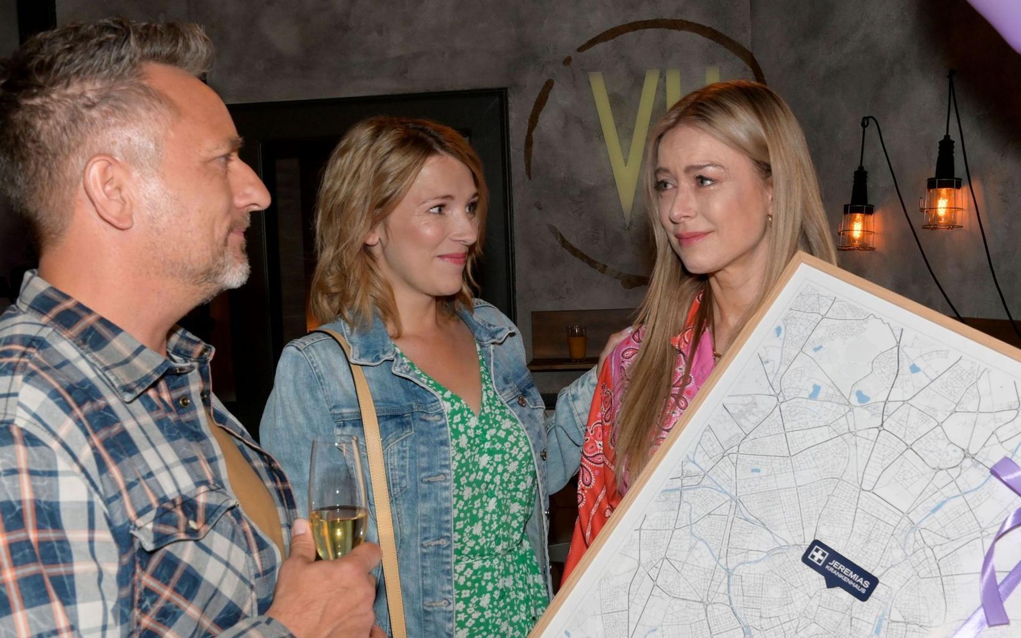 Nina Ensmann verlässt GZSZ: Ihre Figur Jessica (rechts) wird in einer der letzten Szenen von Michi (Lars Pape) und Lilly (Iris Mareike Steen) verabschiedet. (Bild: RTL / Rolf Baumgartner)