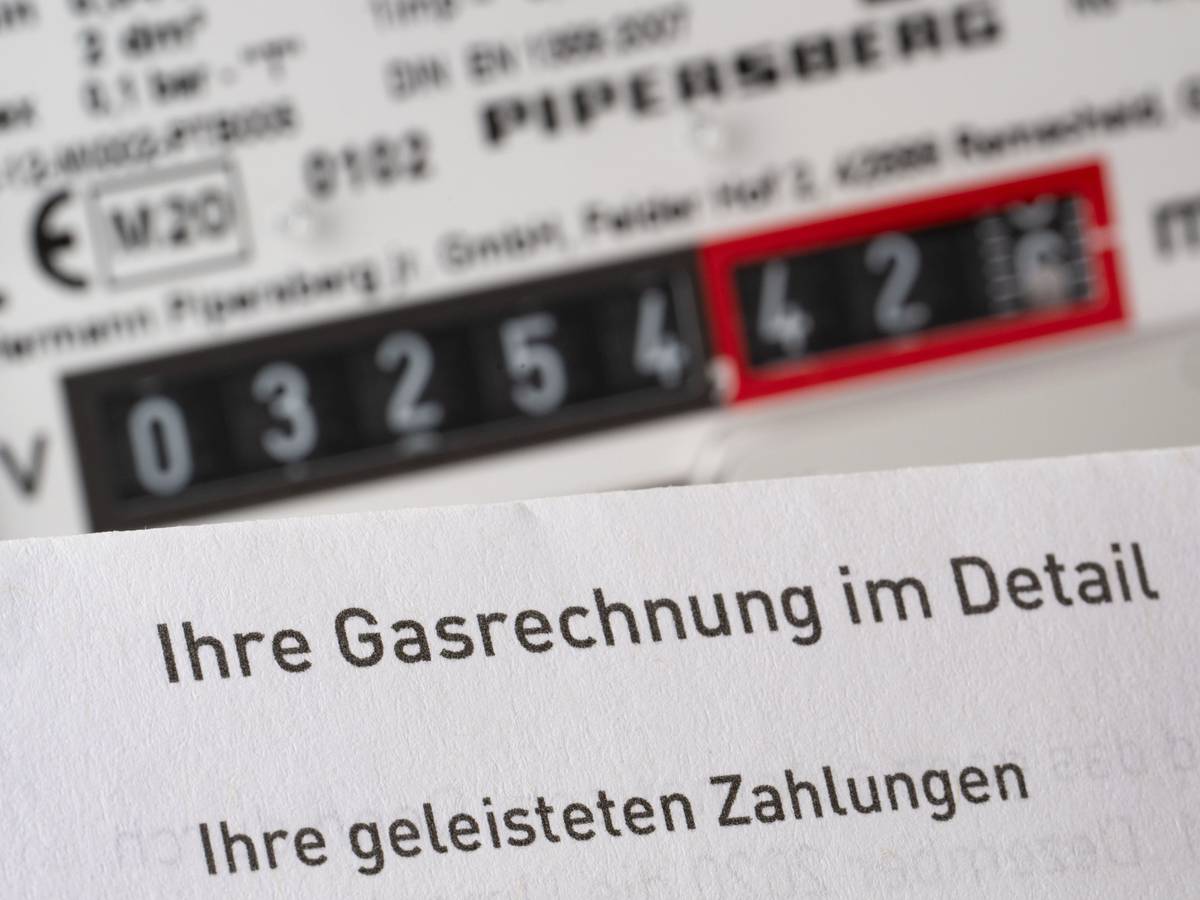 Eine Gasrechnung wird in einem privaten Haushalt vor einem Gaszähler gehalten (Symbolbild).