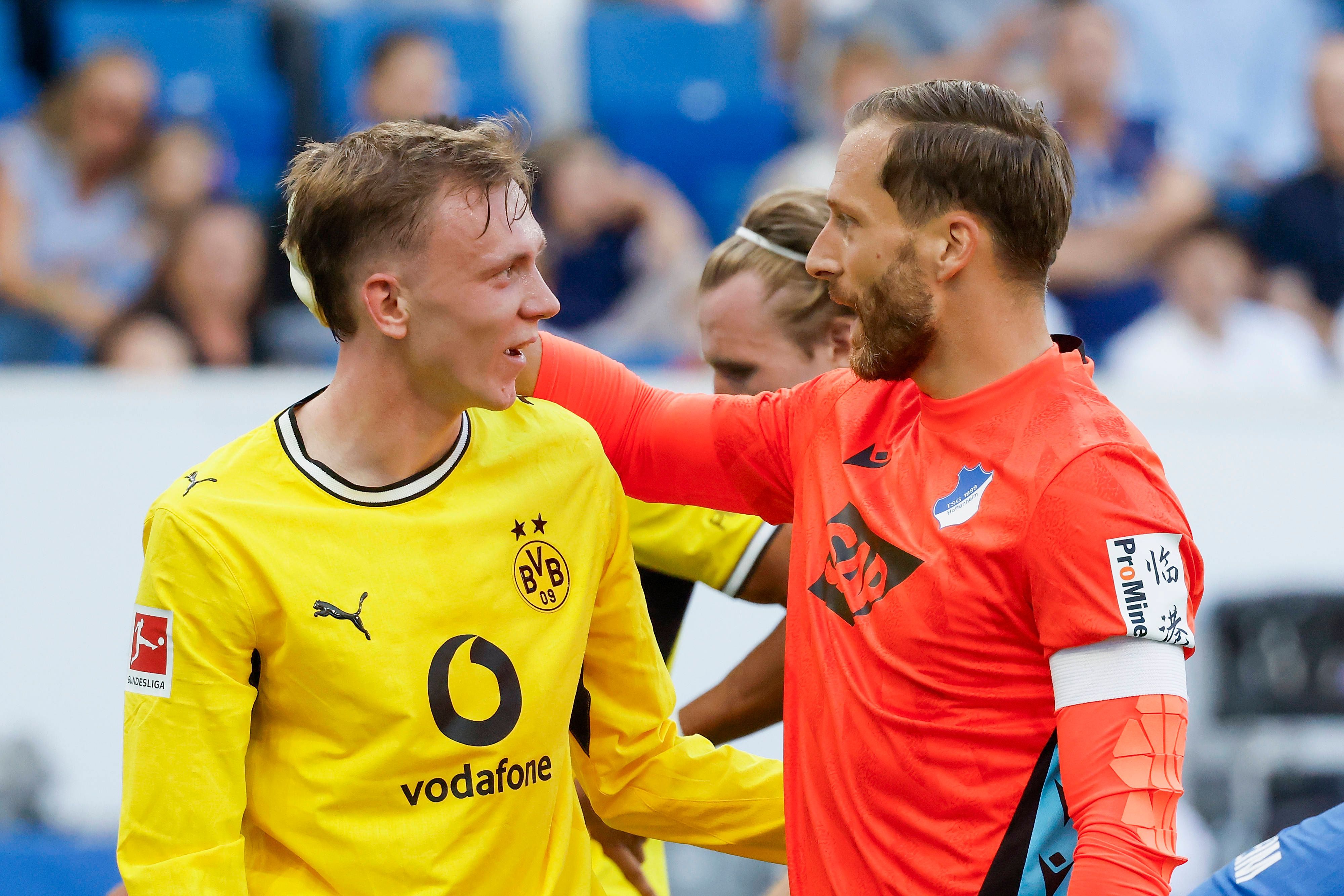 Oliver Baumann fasst Maximilian Beier an den Kopf.