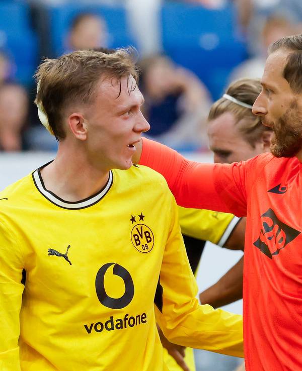Oliver Baumann fasst Maximilian Beier an den Kopf.