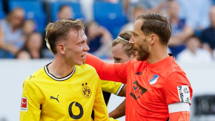 Oliver Baumann fasst Maximilian Beier an den Kopf.