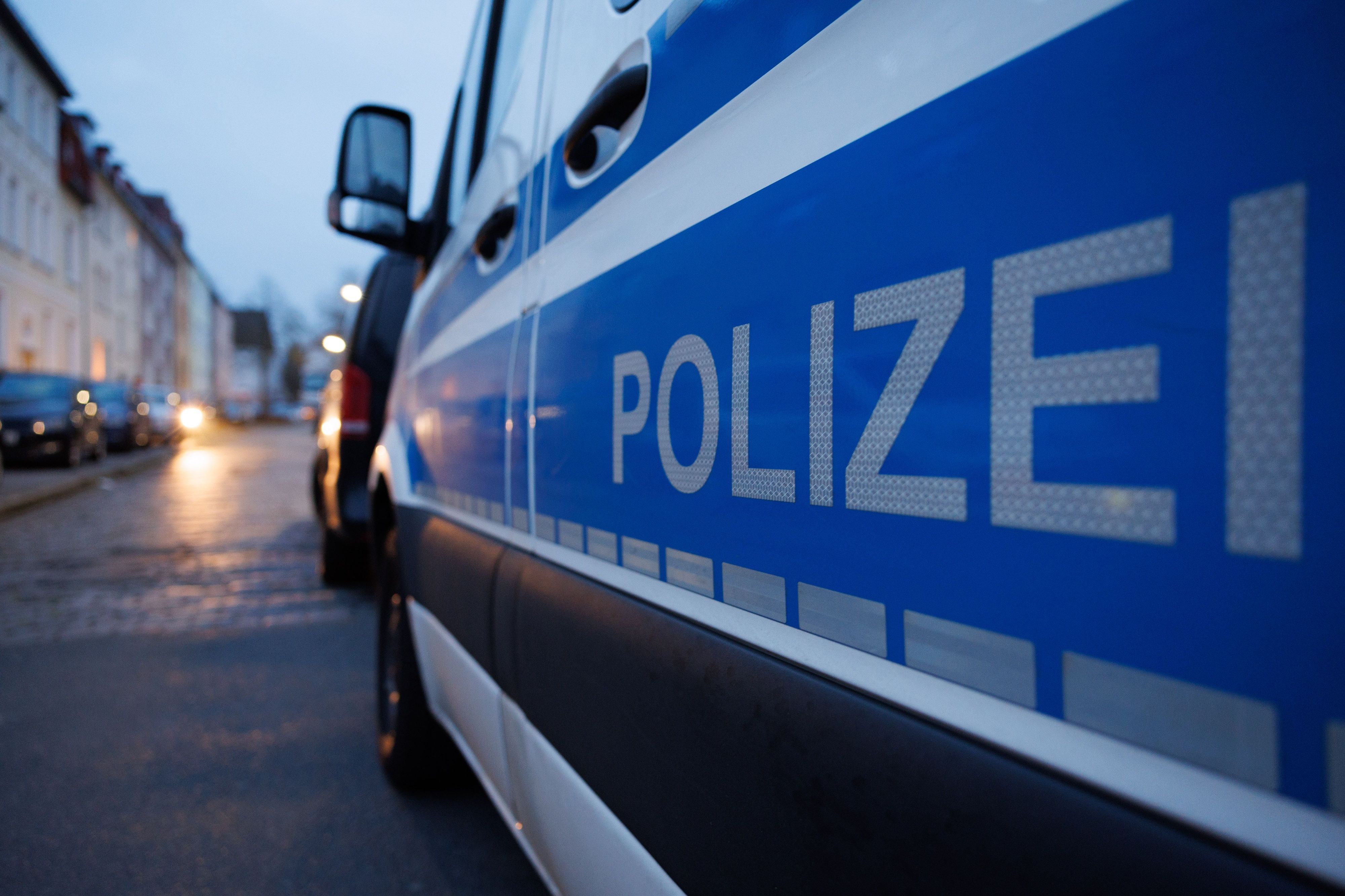 Einen völlig überladenen Autotransporter mit insgesamt 39 Mängeln hat die Polizei in Lüdenscheid aus dem Verkehr gezogen. (Symbolbild)