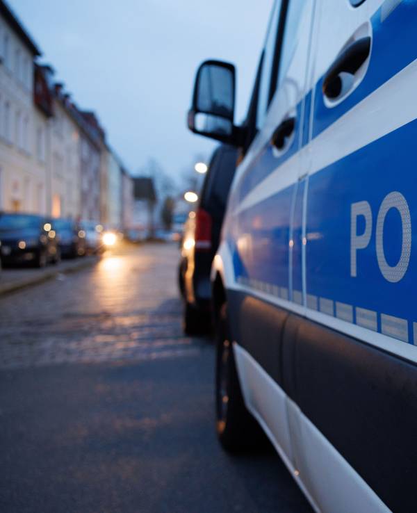 Einen völlig überladenen Autotransporter mit insgesamt 39 Mängeln hat die Polizei in Lüdenscheid aus dem Verkehr gezogen. (Symbolbild)