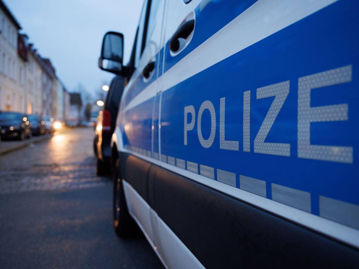 Einen völlig überladenen Autotransporter mit insgesamt 39 Mängeln hat die Polizei in Lüdenscheid aus dem Verkehr gezogen. (Symbolbild)