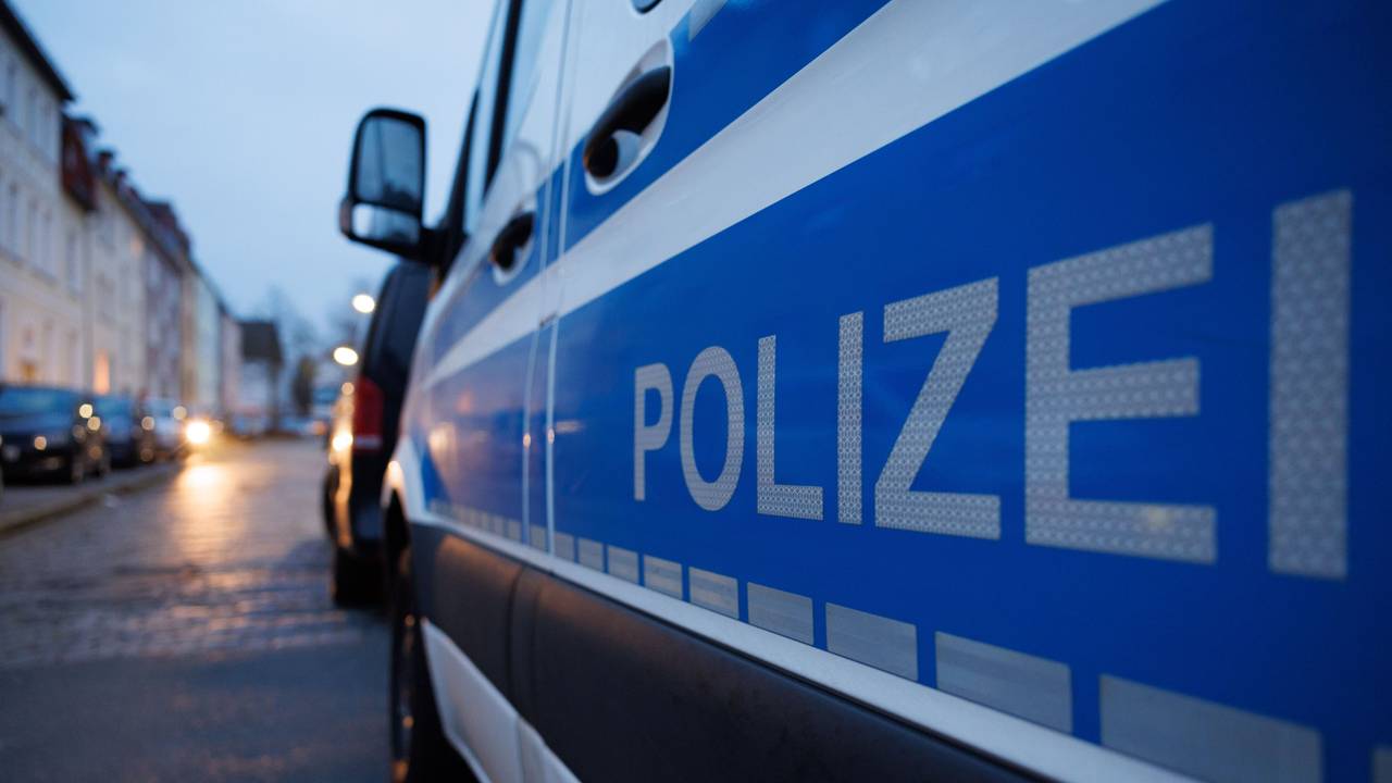 Einen völlig überladenen Autotransporter mit insgesamt 39 Mängeln hat die Polizei in Lüdenscheid aus dem Verkehr gezogen. (Symbolbild)