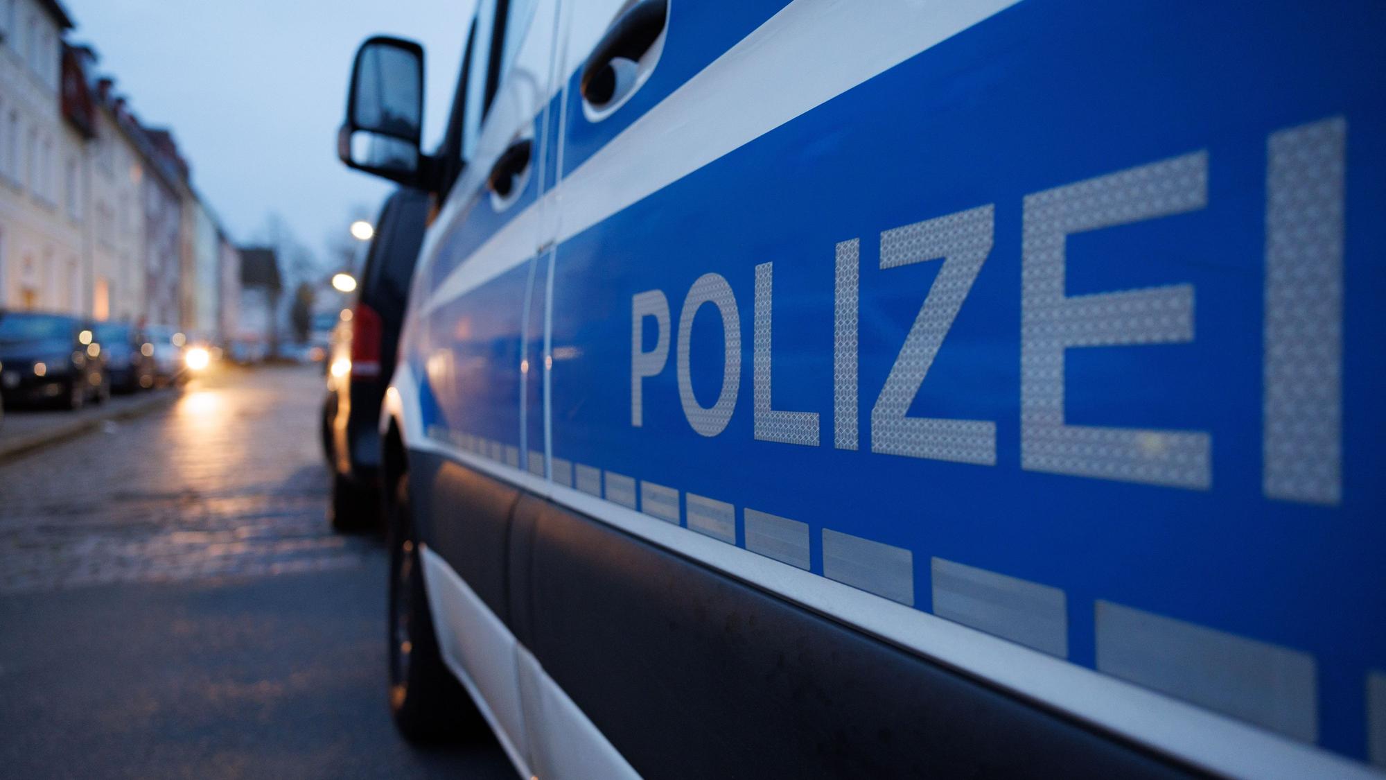 Einen völlig überladenen Autotransporter mit insgesamt 39 Mängeln hat die Polizei in Lüdenscheid aus dem Verkehr gezogen. (Symbolbild)