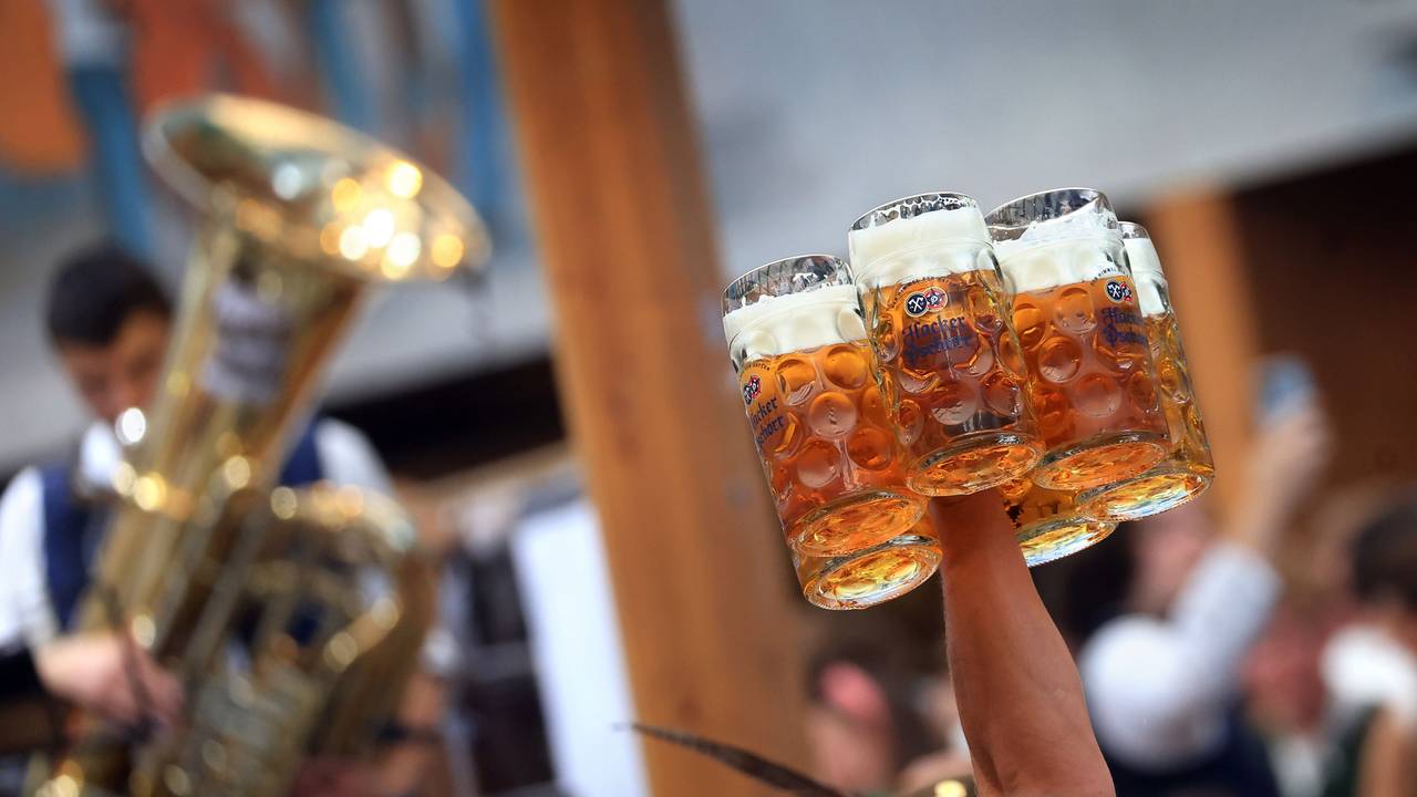 Eine Bedienung trägt im Hacker-Pschorr-Festzelt mehrere Maßkrüge.