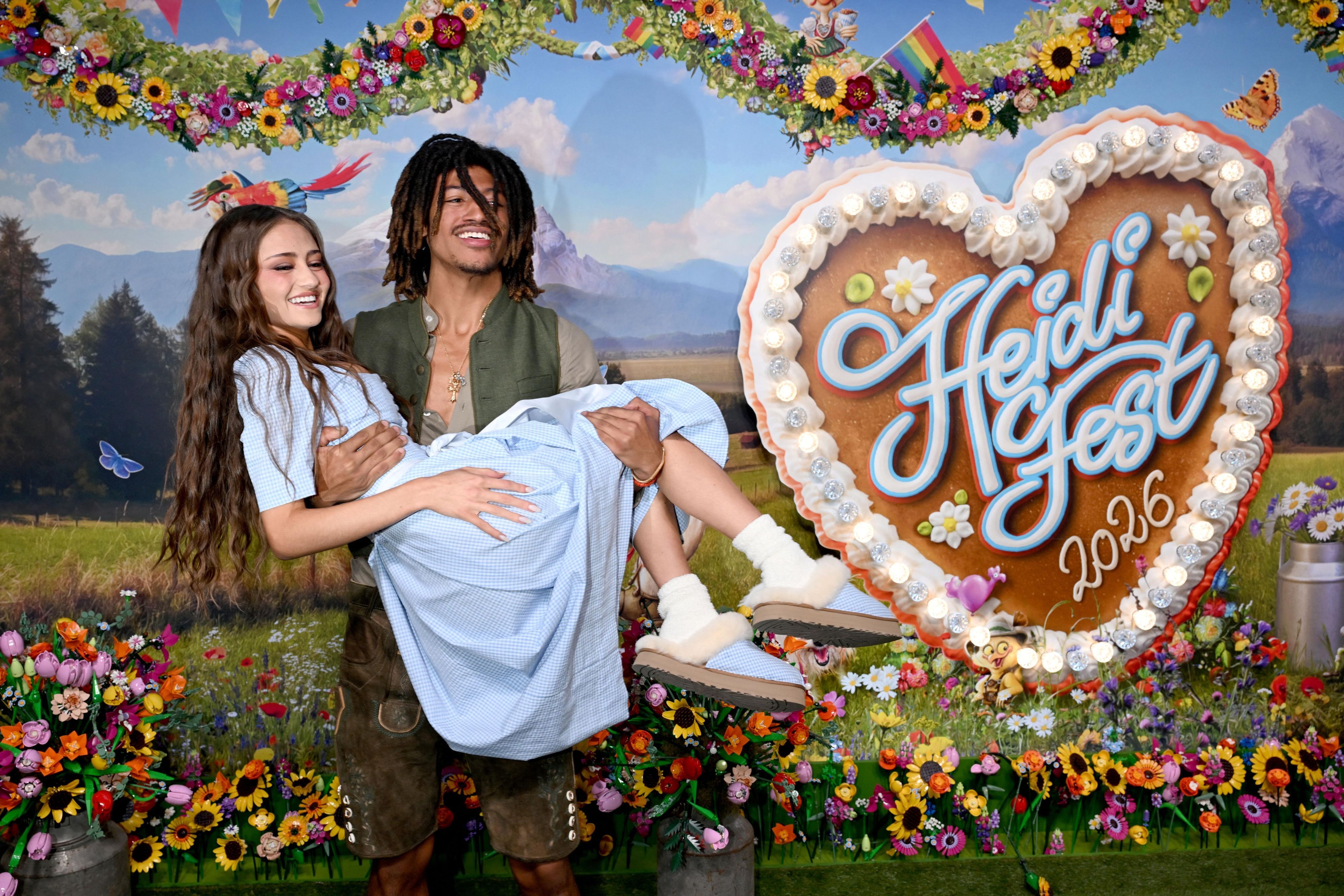 Henry Samuel trägt Leni Klum beim „HeidiFest“ auf dem roten Teppich im Hofbräuhaus.
