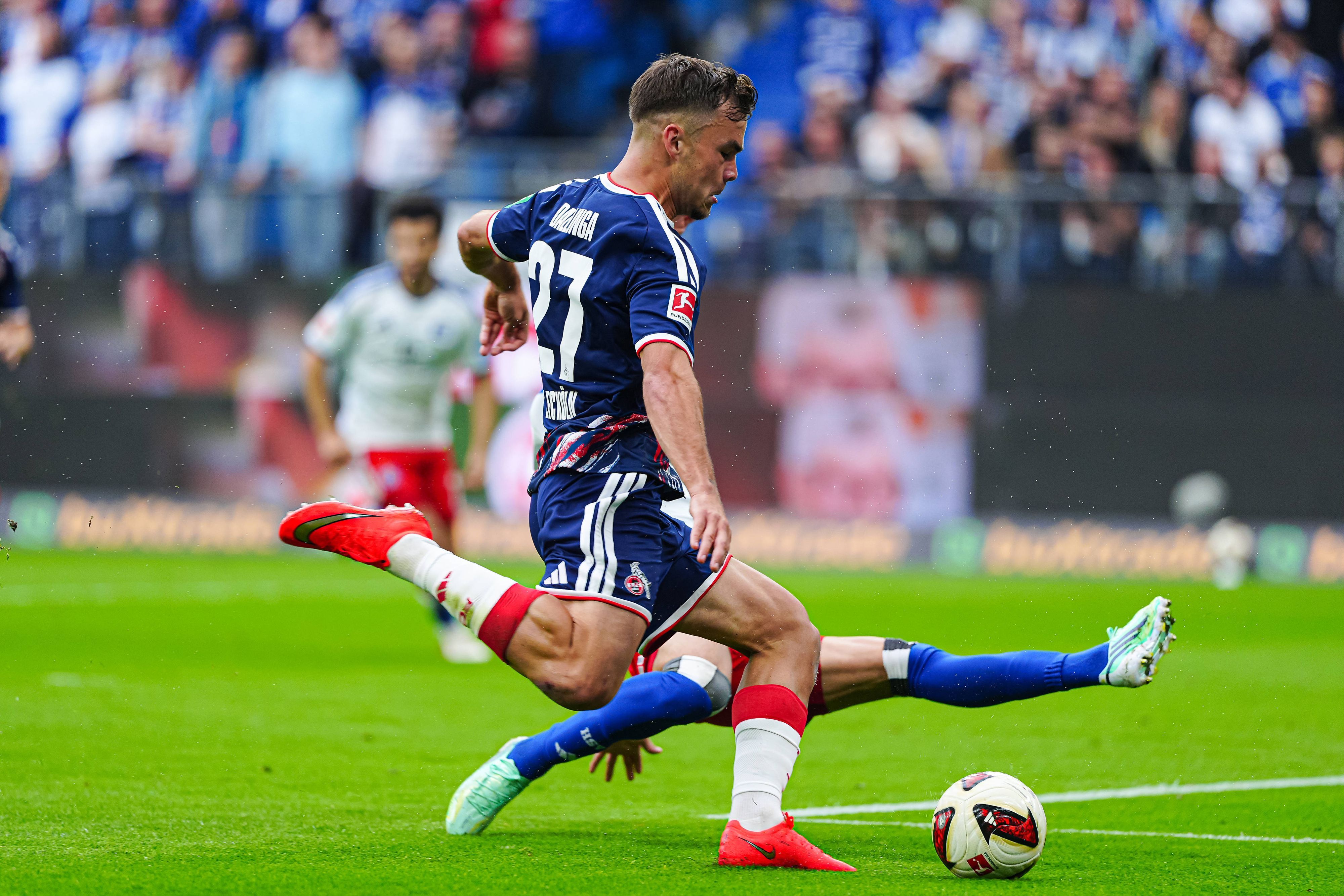Thijs Dallinga schießt, ein HSV-Spieler grätscht.