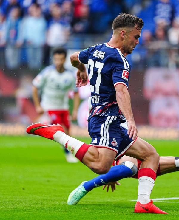 Thijs Dallinga schießt, ein HSV-Spieler grätscht.