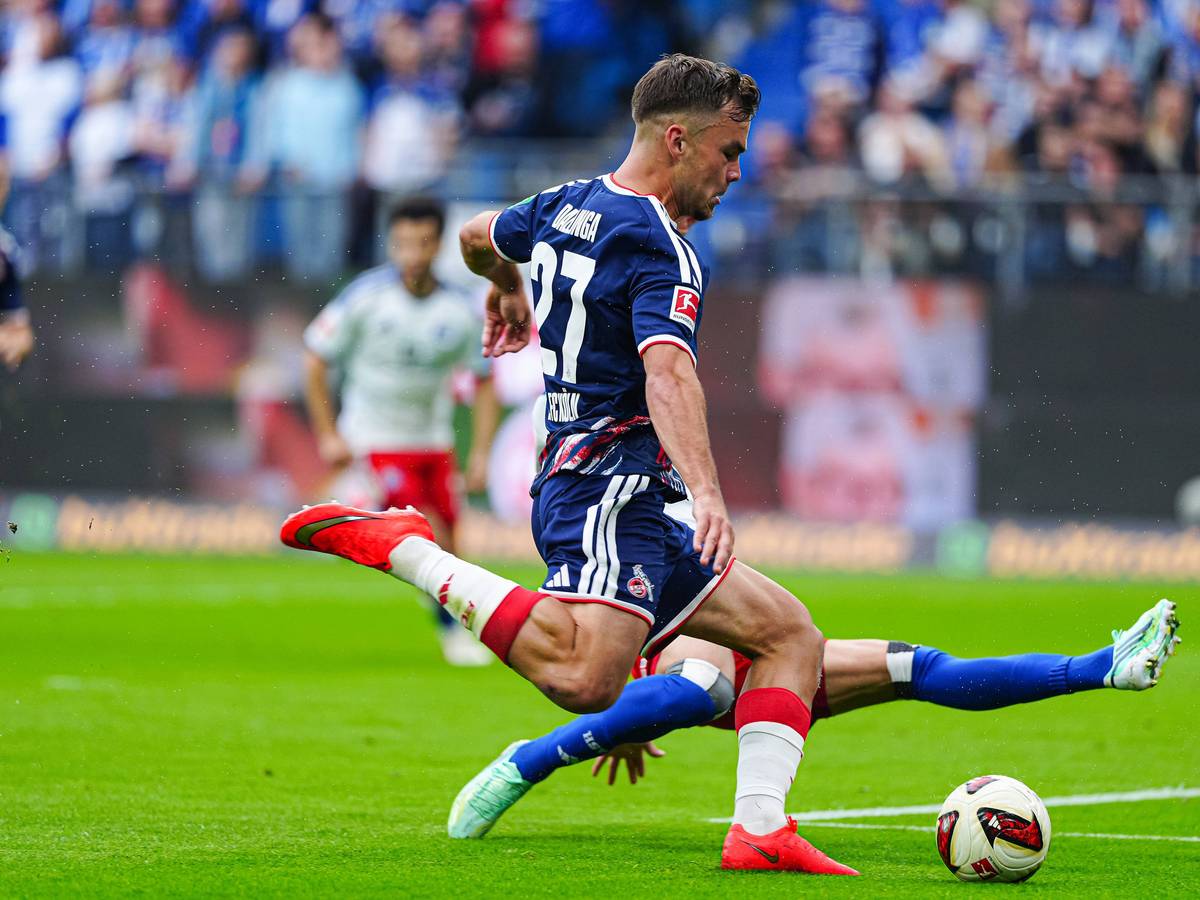 Thijs Dallinga schießt, ein HSV-Spieler grätscht.