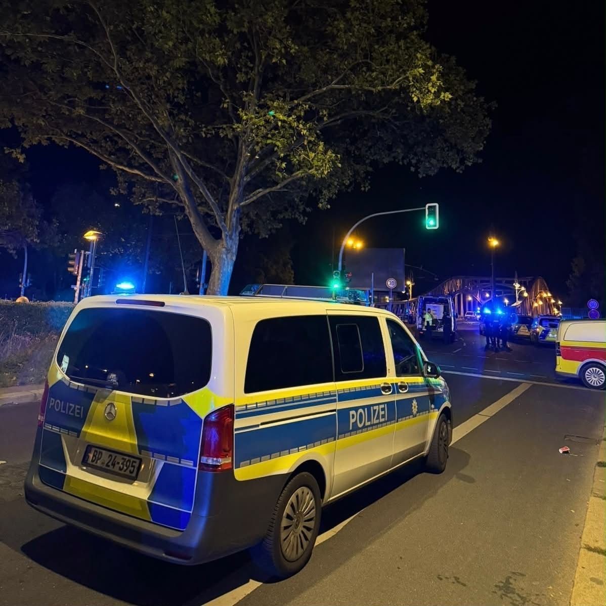 Ein Einsatzwagen der Polizei steht nach einem Unfall auf der Bornholmer Straße. Ein Mann hat nach ersten Erkenntnissen die Kontrolle über sein Auto verloren, so dass dies über die Brücke auf S-Bahn-Gleise stürzte.