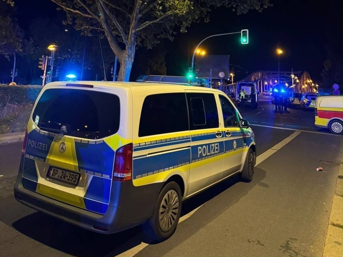 Ein Einsatzwagen der Polizei steht nach einem Unfall auf der Bornholmer Straße. Ein Mann hat nach ersten Erkenntnissen die Kontrolle über sein Auto verloren, so dass dies über die Brücke auf S-Bahn-Gleise stürzte.