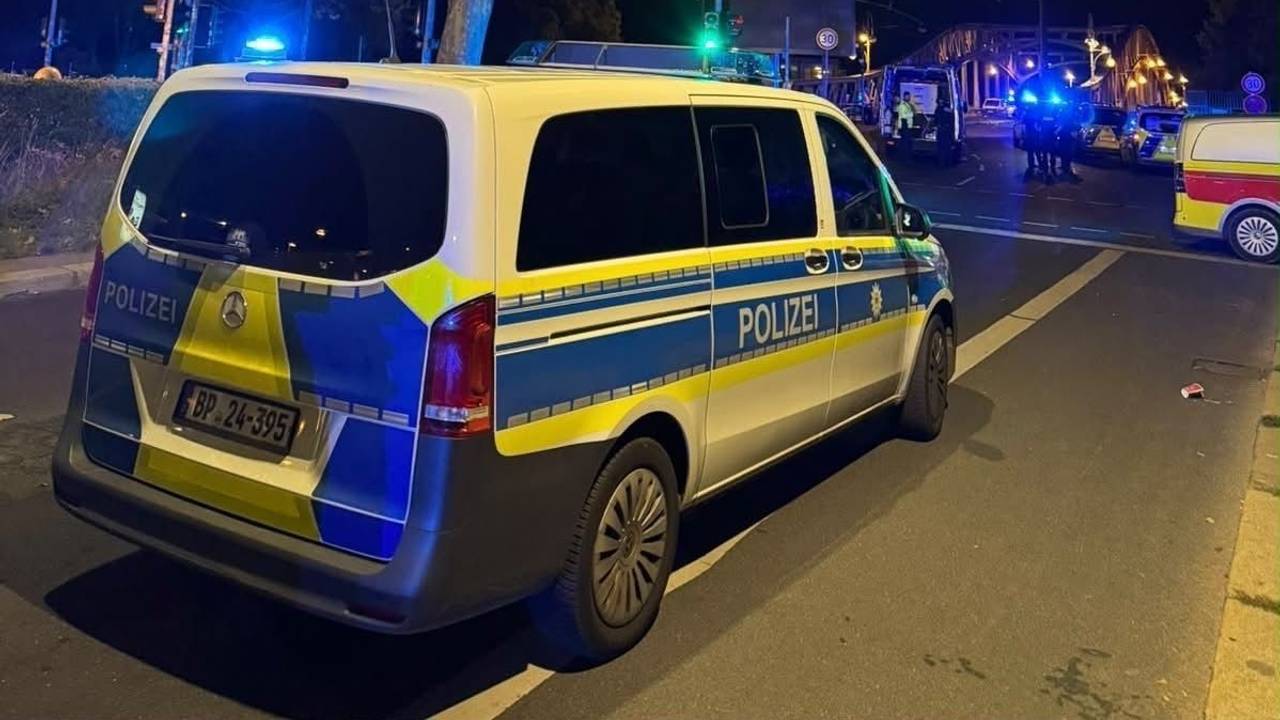 Ein Einsatzwagen der Polizei steht nach einem Unfall auf der Bornholmer Straße. Ein Mann hat nach ersten Erkenntnissen die Kontrolle über sein Auto verloren, so dass dies über die Brücke auf S-Bahn-Gleise stürzte.