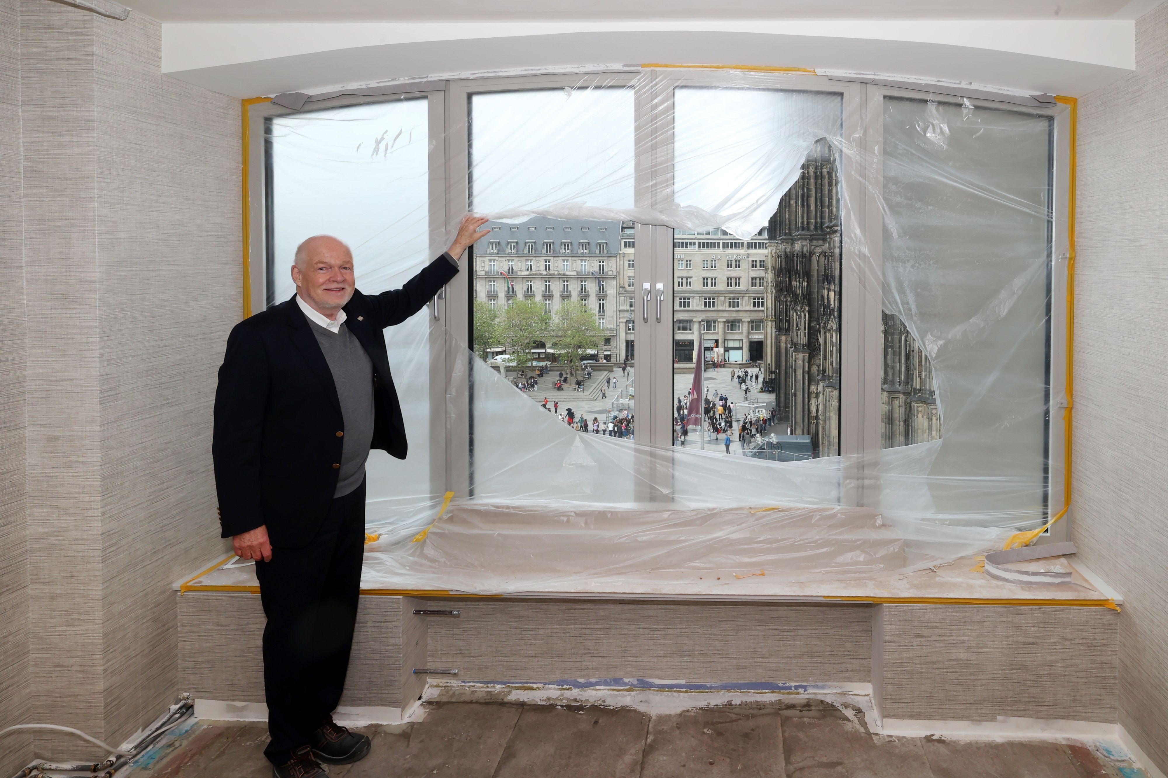 Thomas Althoff von der Althoff-Gruppe im Oktober 2024 auf der Baustelle.