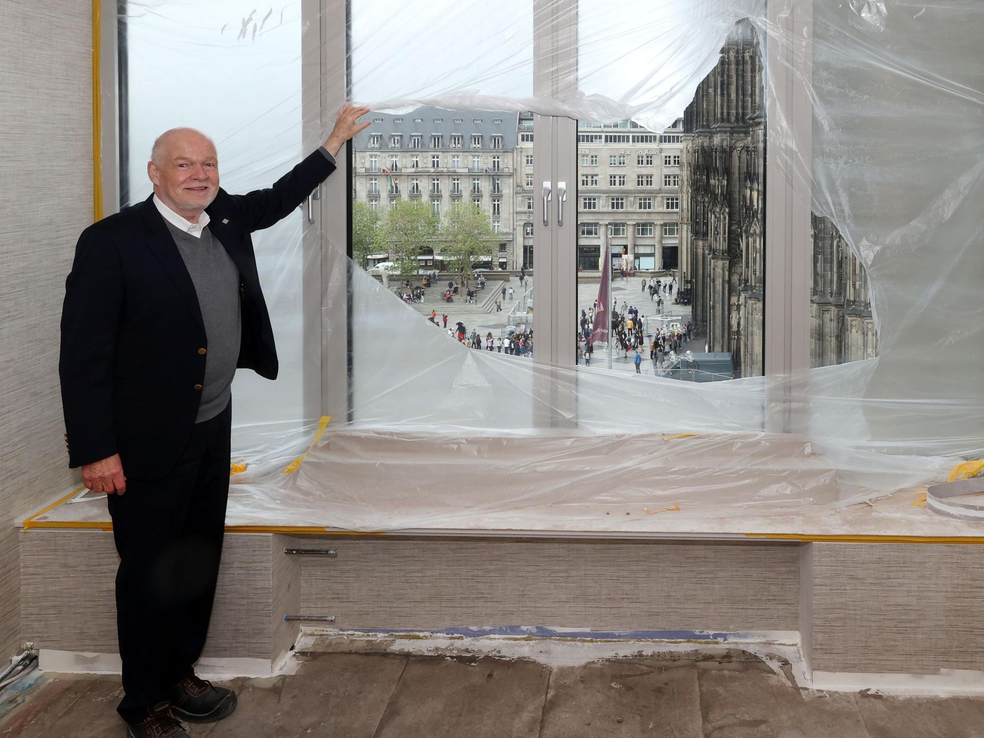 Thomas Althoff von der Althoff-Gruppe im Oktober 2024 auf der Baustelle.