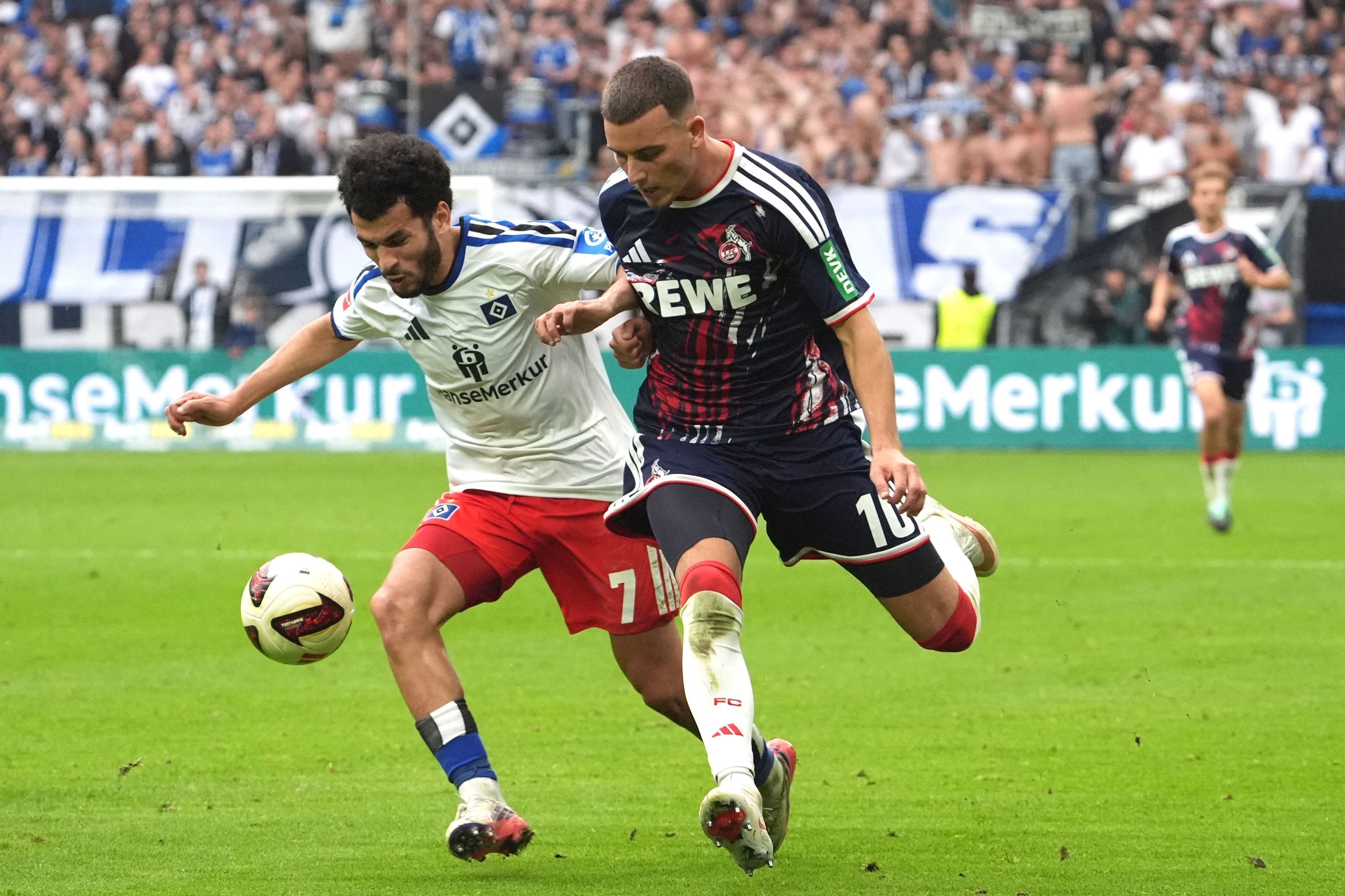 Zakaria El Ouahdi (l, Hamburger SV) gegen Said El Mala (1. FC Köln) kämpfen um den Ball.