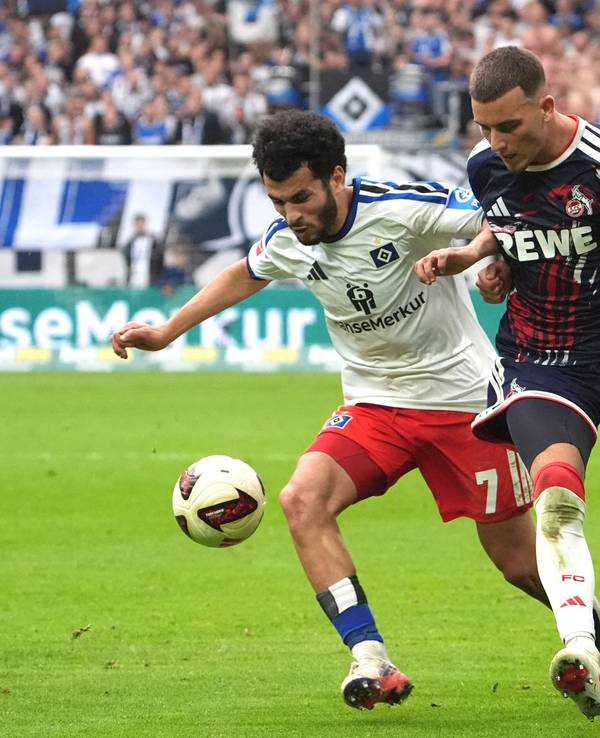 Zakaria El Ouahdi (l, Hamburger SV) gegen Said El Mala (1. FC Köln) kämpfen um den Ball.