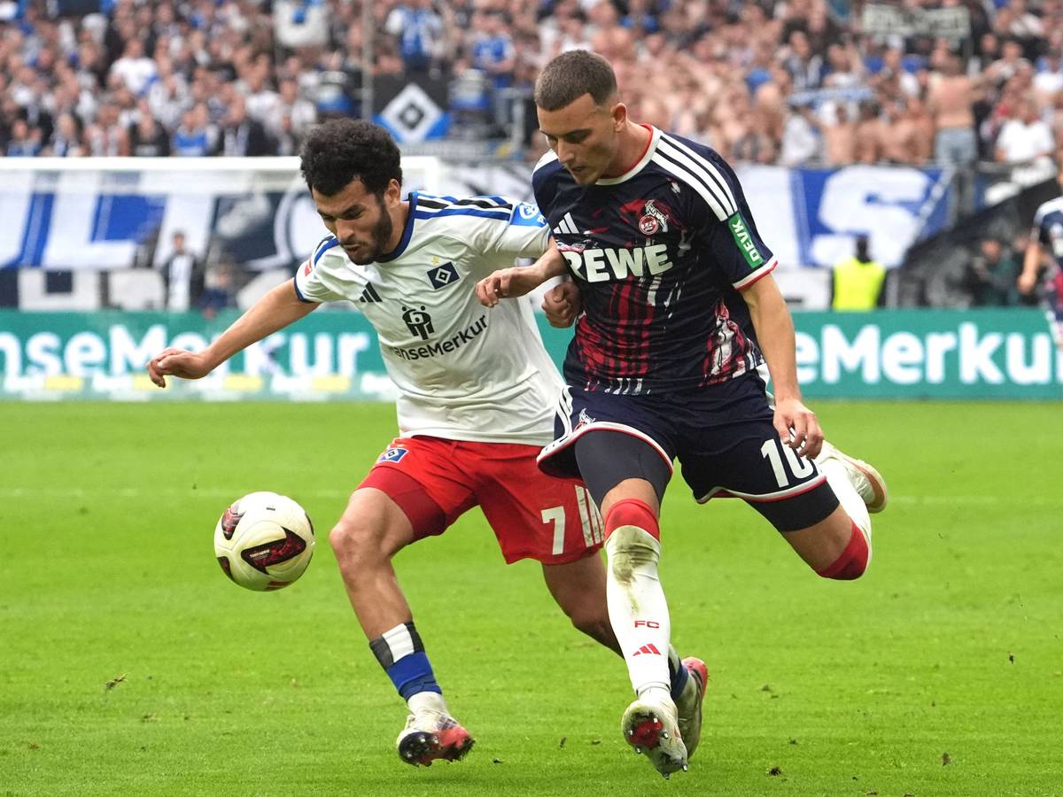 Zakaria El Ouahdi (l, Hamburger SV) gegen Said El Mala (1. FC Köln) kämpfen um den Ball.