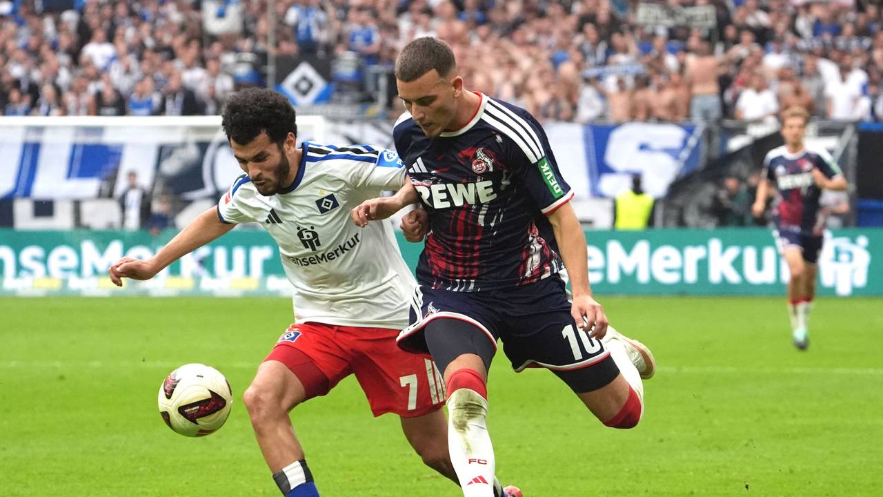 Zakaria El Ouahdi (l, Hamburger SV) gegen Said El Mala (1. FC Köln) kämpfen um den Ball.