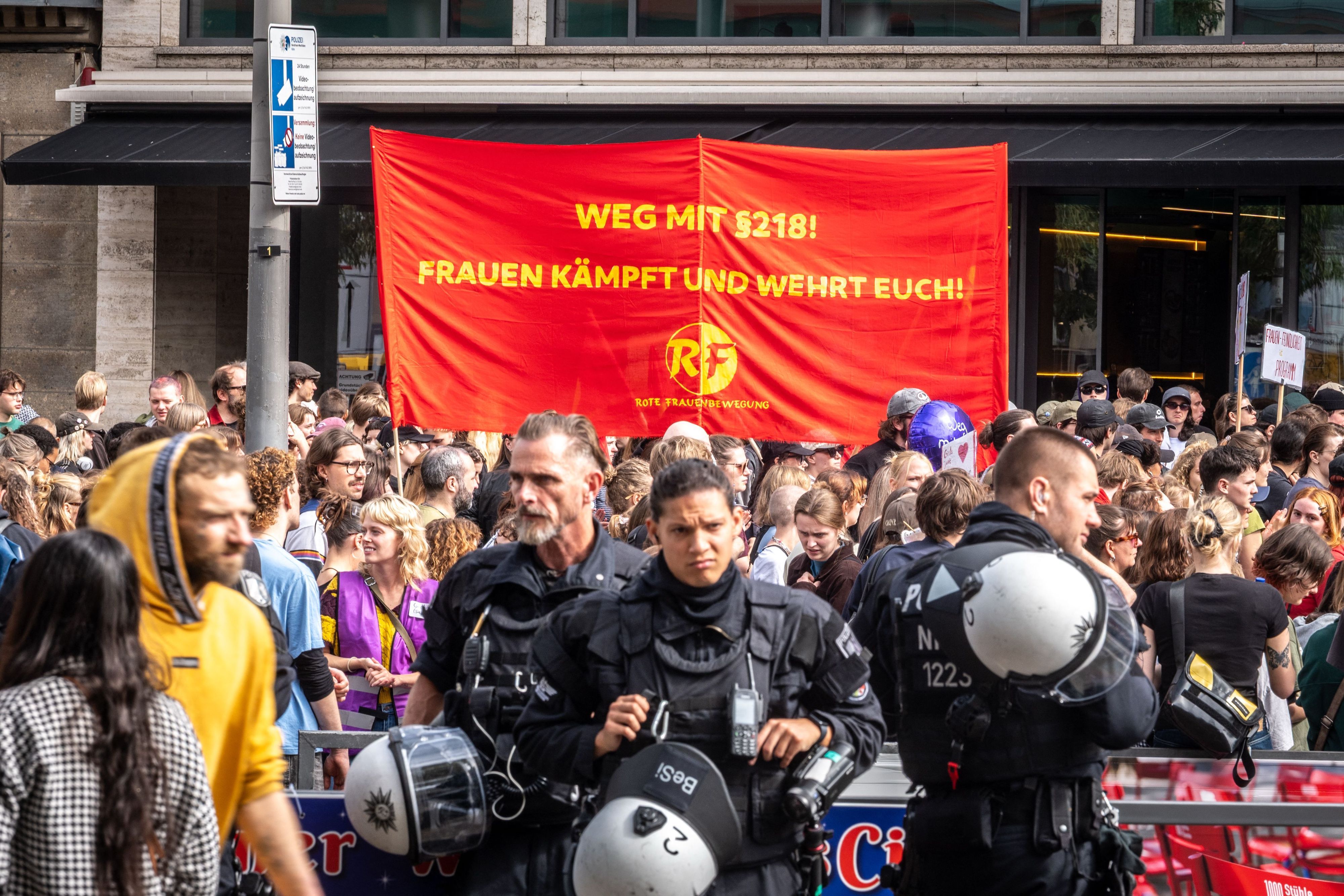 Blick auf die Demo am Rande des Neumarkts. Paragraf 218 des Strafgesetzbuches regelt den Schwangerschaftsabbruch in Deutschland.