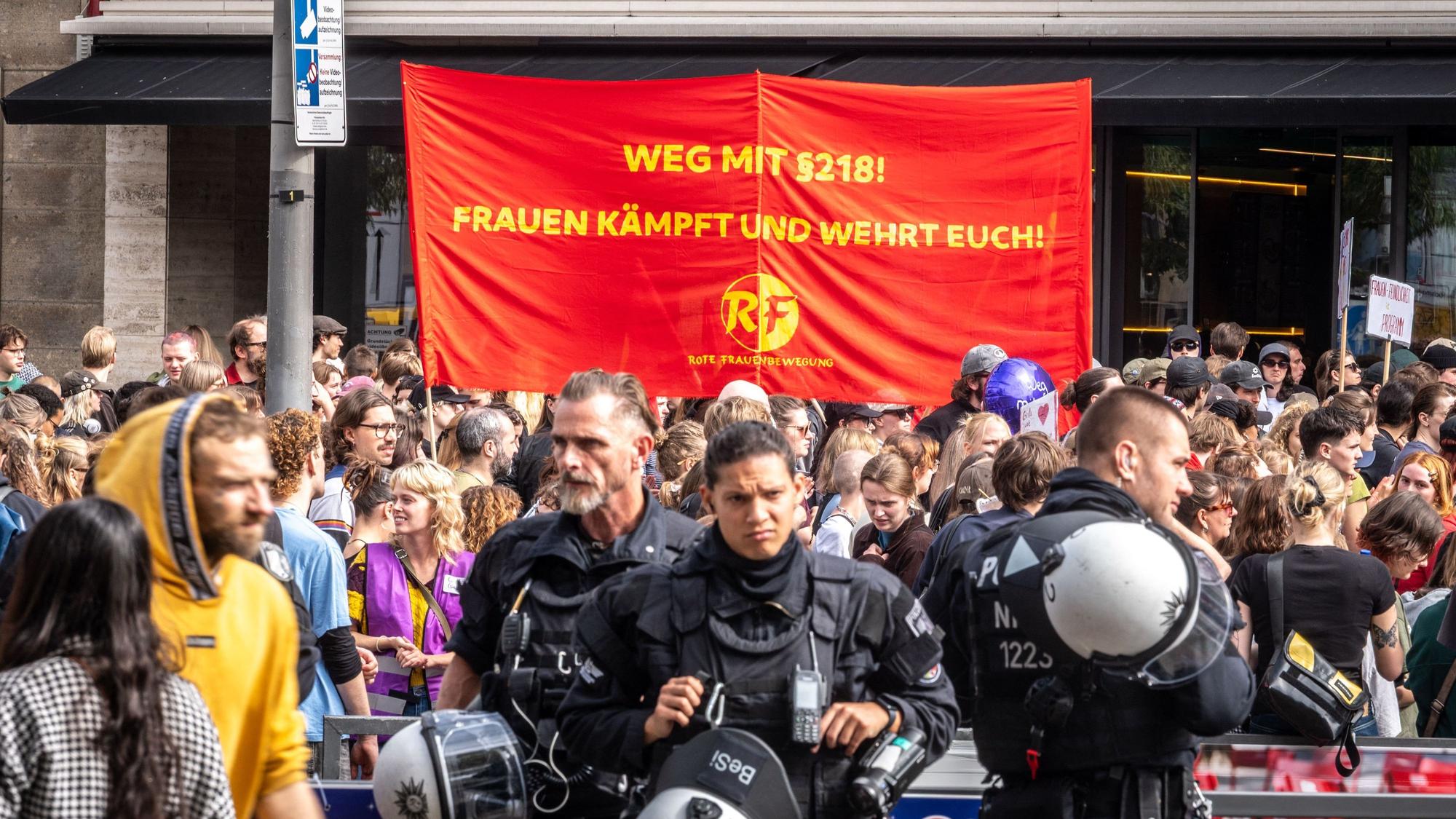 Blick auf die Demo am Rande des Neumarkts. Paragraf 218 des Strafgesetzbuches regelt den Schwangerschaftsabbruch in Deutschland.