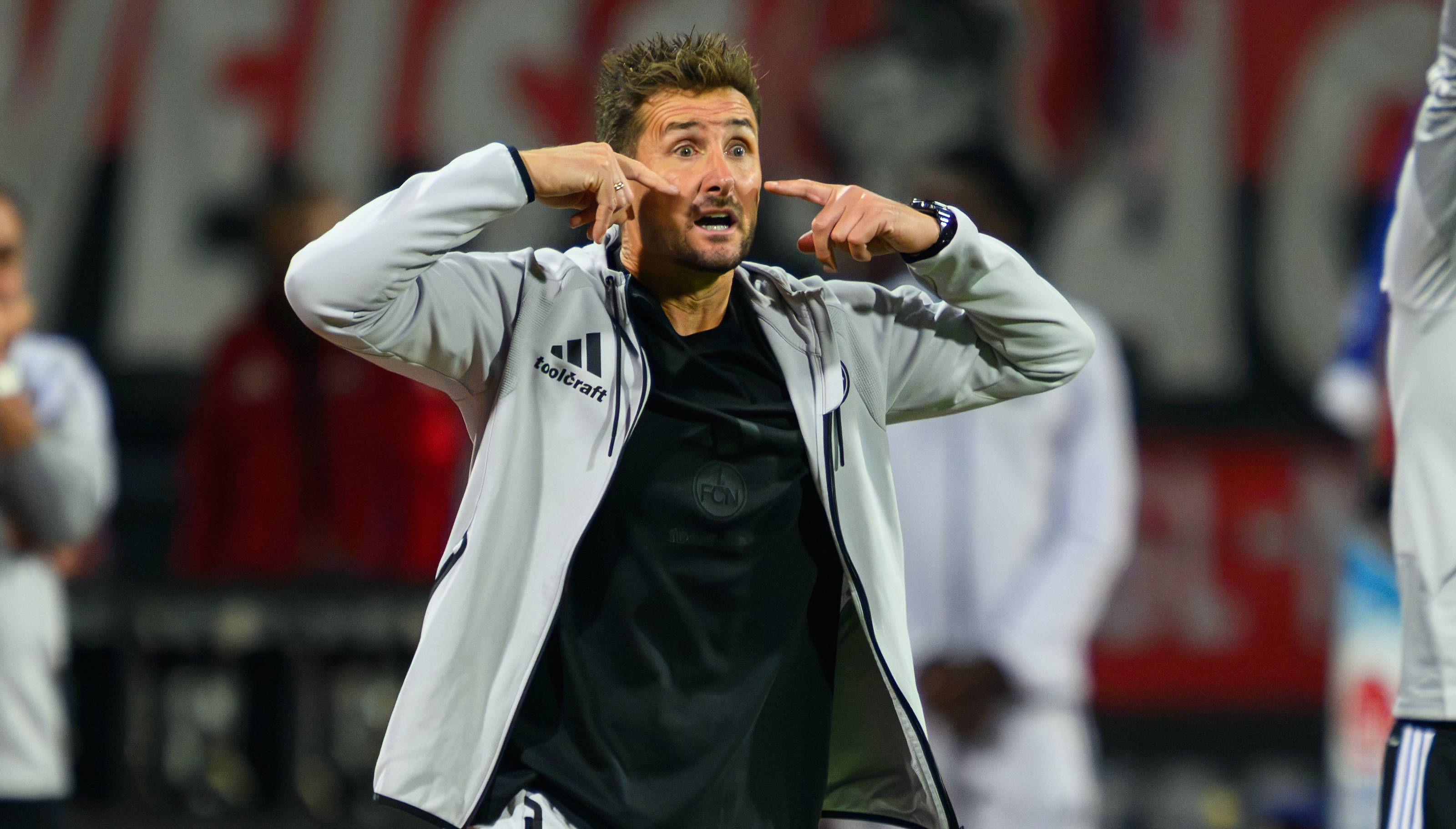 Miroslav Klose gibt gestenreich Anweisungen vom Spielfeldrand.