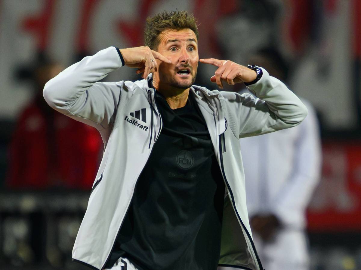 Miroslav Klose gibt gestenreich Anweisungen vom Spielfeldrand.