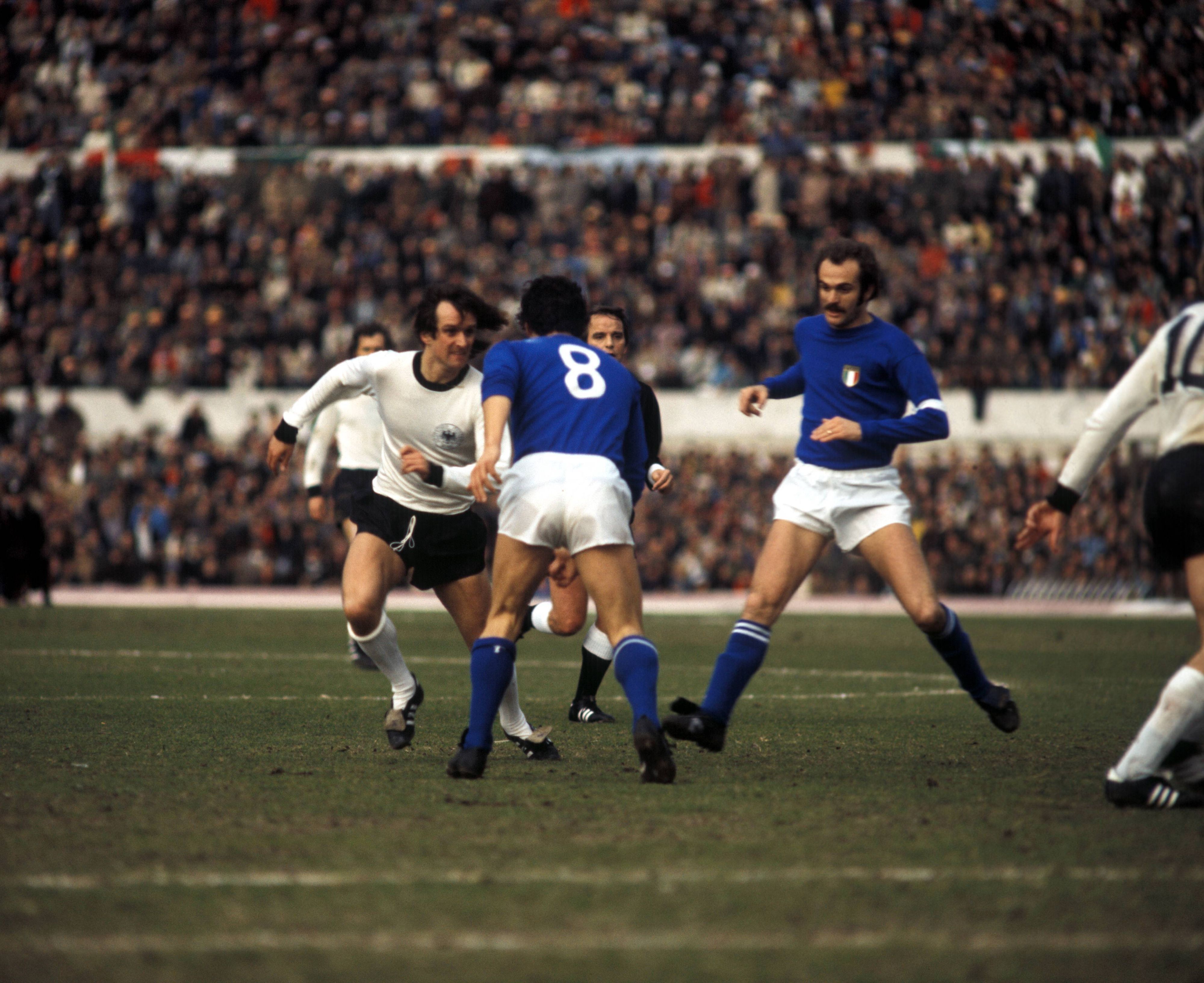 Wolfgang Overath wird von Sandro Mazzola verfolgt.