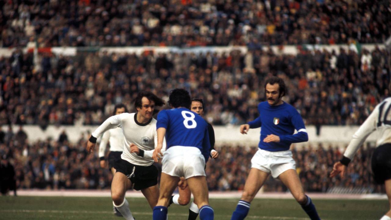 Wolfgang Overath wird von Sandro Mazzola verfolgt.