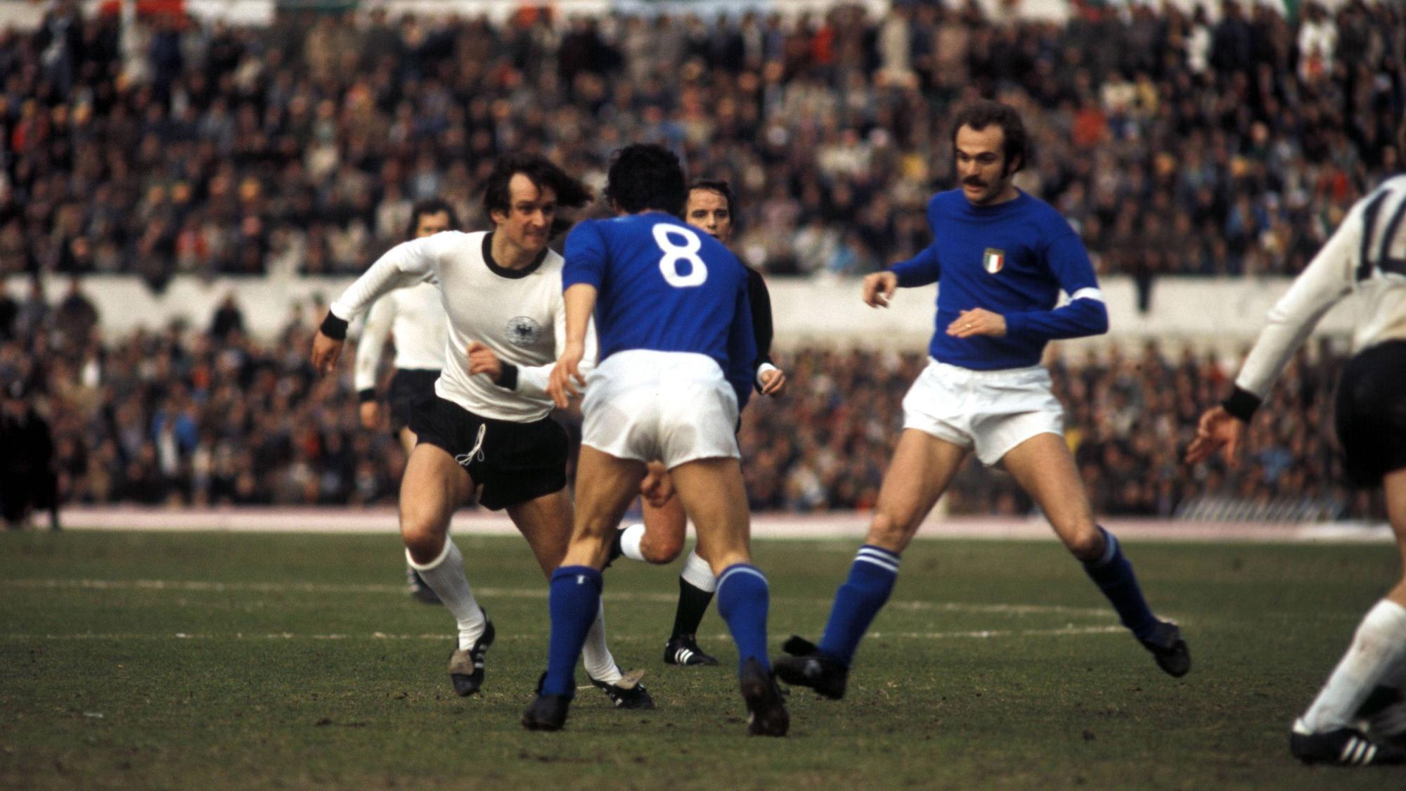 Wolfgang Overath wird von Sandro Mazzola verfolgt.