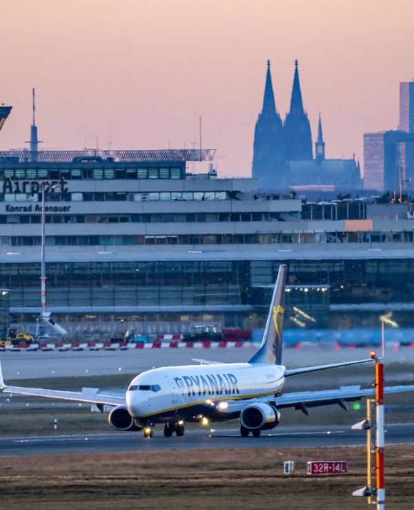 Eine Ryanair-Maschine landet am Flughafen Köln/Bonn. Nach einem Drohnenvorfall in Luxemburg wurden einige Flüge ins Rheinland umgeleitet. (Archivbild)