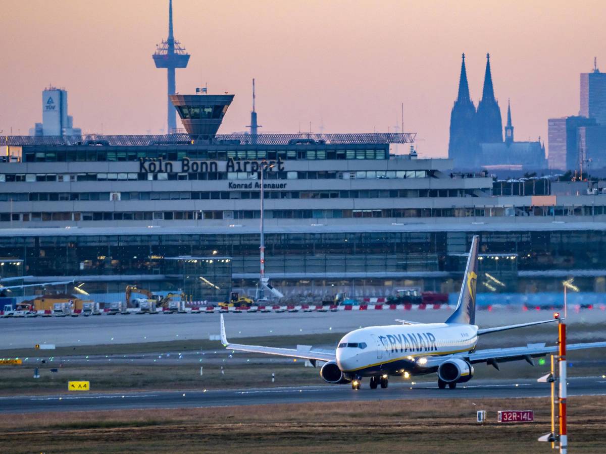 Eine Ryanair-Maschine landet am Flughafen Köln/Bonn. Nach einem Drohnenvorfall in Luxemburg wurden einige Flüge ins Rheinland umgeleitet. (Archivbild)